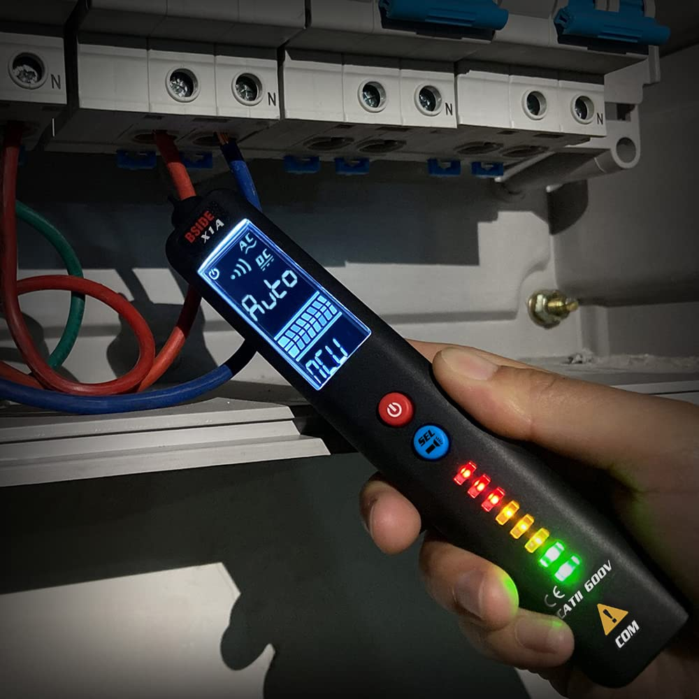 Ein Mann hält ein digitales Spannungspr0fger0t vor einer Sicherungsbox mit roten, blauen und gr0nen Kabeln.