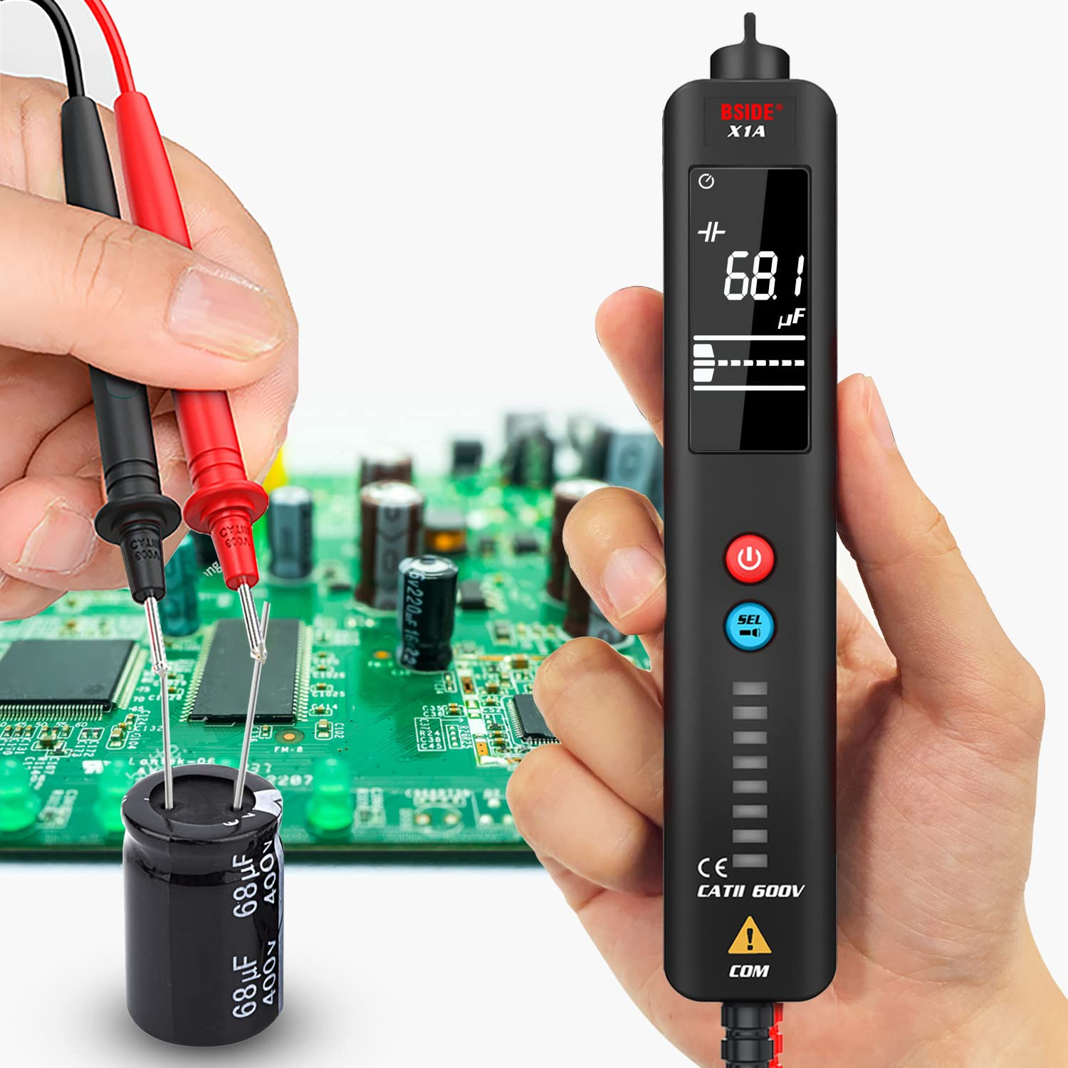 Schwarz-rotes Multimeter misst Kondensator vor einer Leiterplatte.