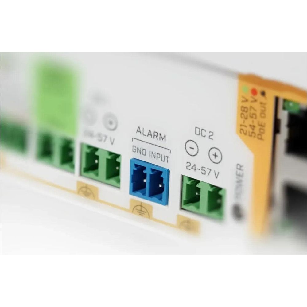 Primo piano di un dispositivo elettronico con porte etichettate Allarme, Ingresso GND e CC 2.