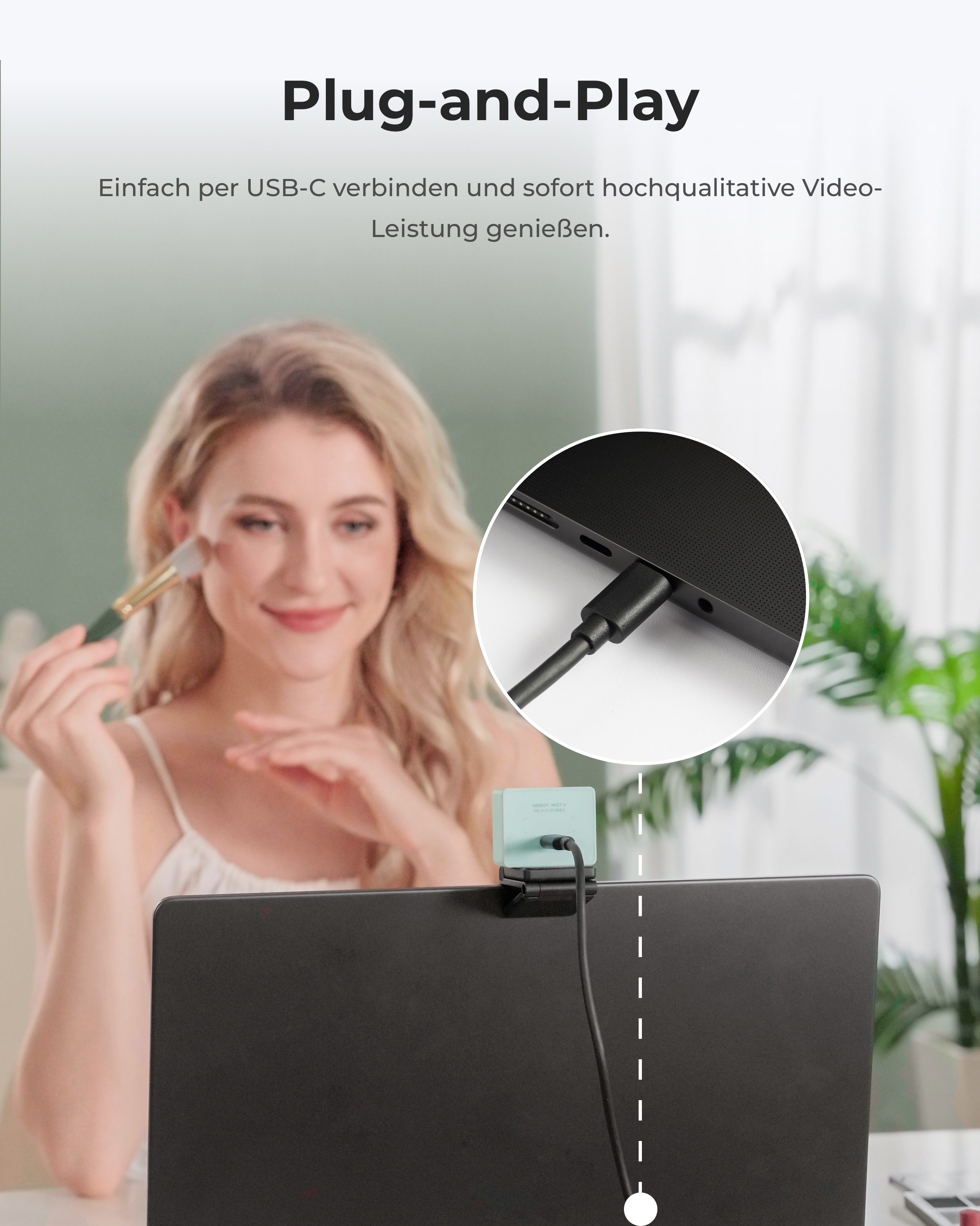Une femme se maquille pendant qu'une webcam avec câble USB-C se connecte à un ordinateur portable.