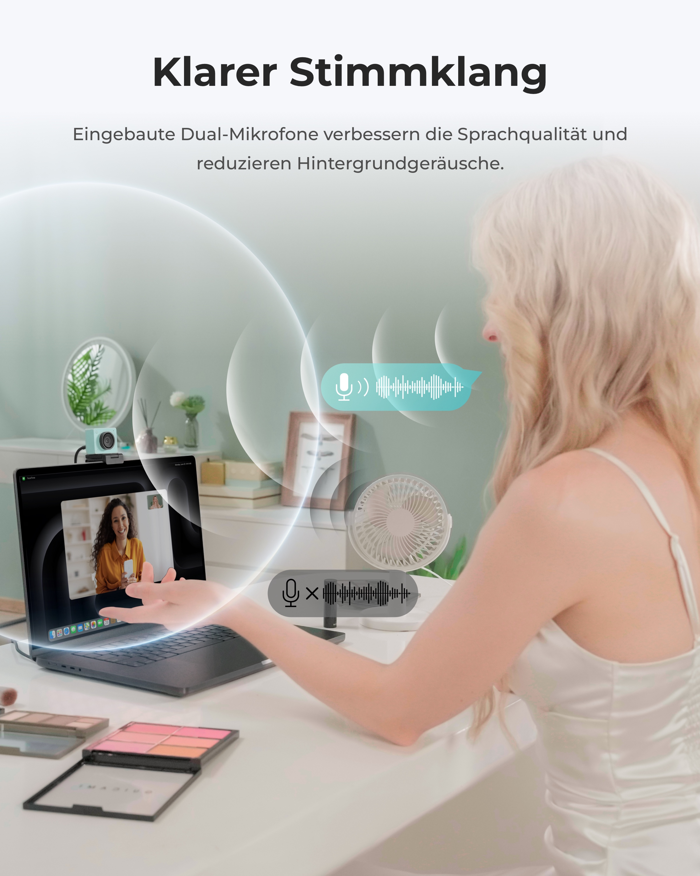 Une femme aux cheveux blonds est assise devant un ordinateur portable en appel vidéo. Du maquillage est sur la table.