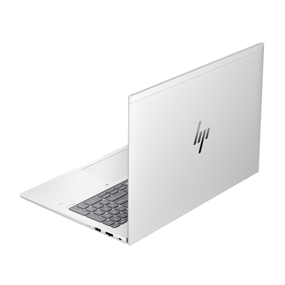 Otwarty, biały laptop HP ze srebrną klawiaturą i touchpadem na białym tle.