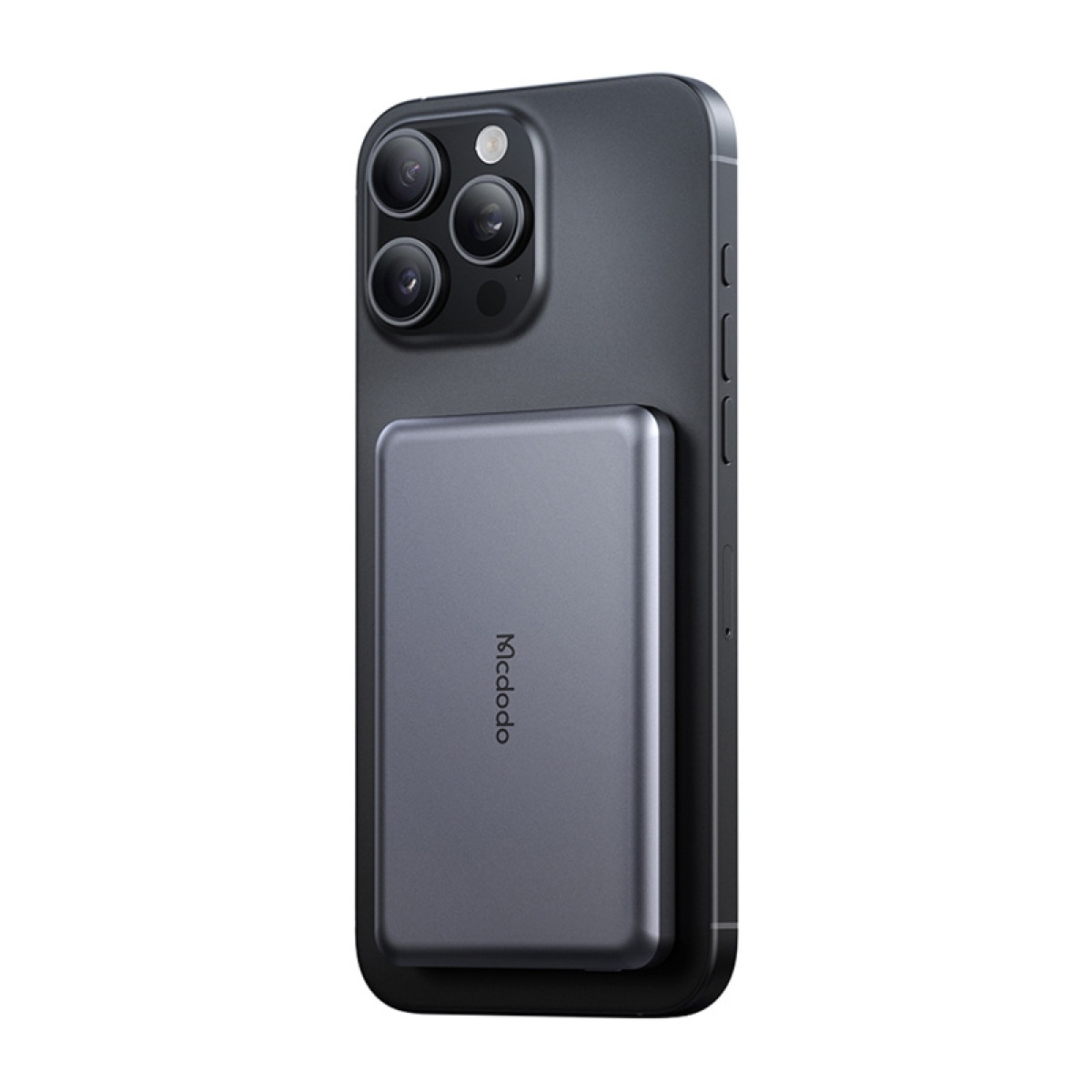 Uno smartphone scuro con un pacco batteria magnetico attaccato sul retro.