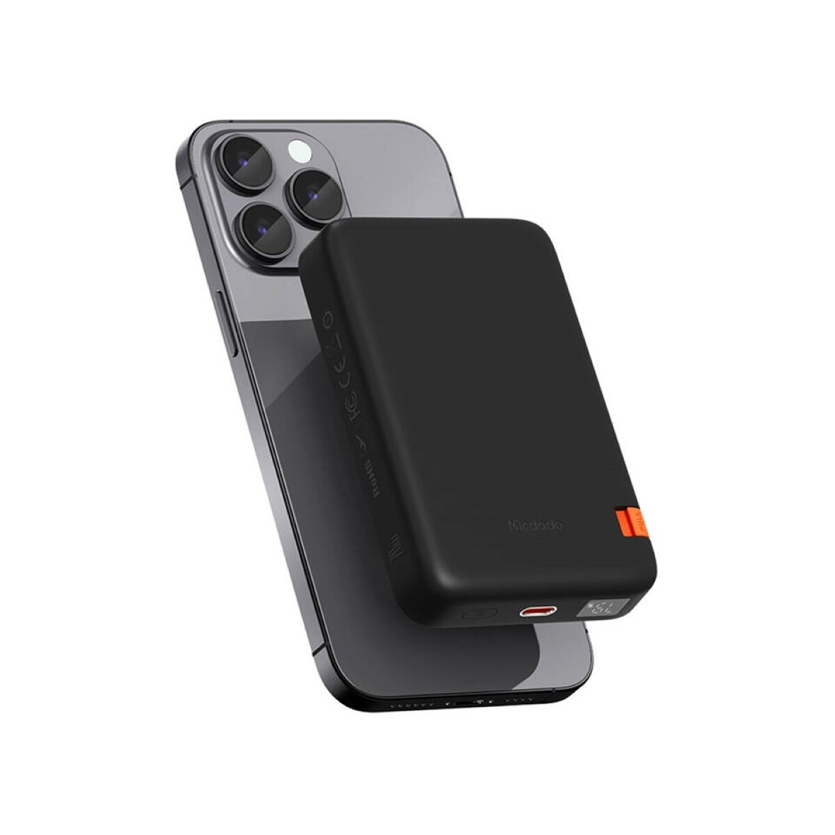 Siyah bir powerbank iPhone'un arkasına yaslanmış. Turuncu bir vurgu var.