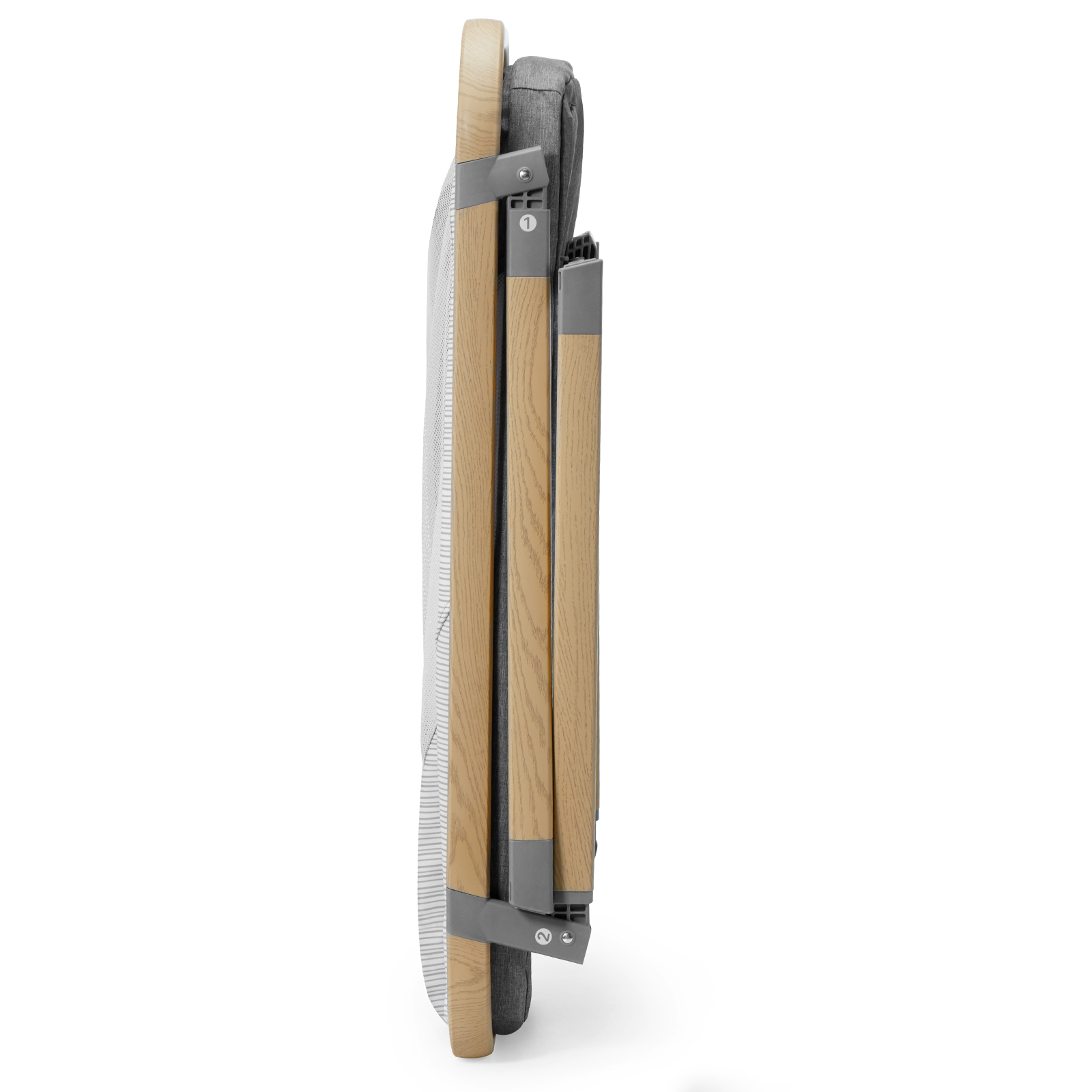 Ein zusammengeklappter Stuhl mit Holzrahmen und grauem Stoff, auf weißem Hintergrund.