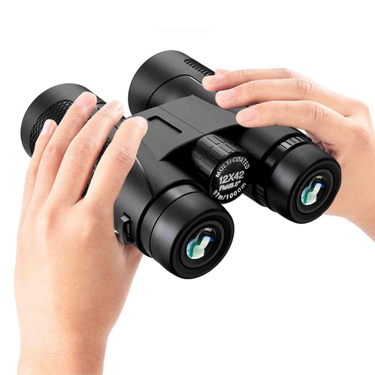 Due mani tengono un binocolo nero con etichetta 12X42.