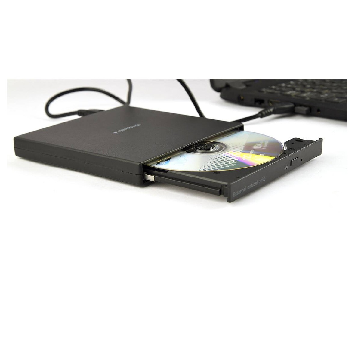 Zwarte externe optische drive met CD, aangesloten op een laptop.
