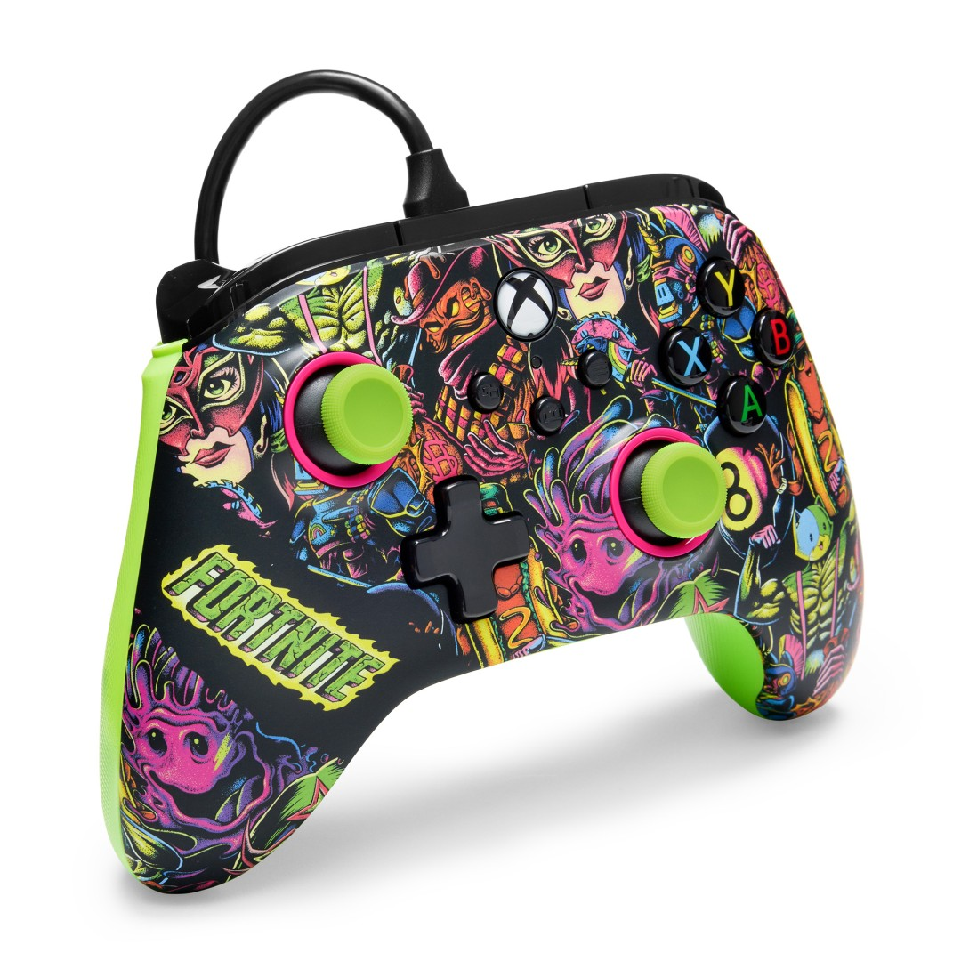 Controller Xbox a tema Fortnite con personaggi colorati e cavo nero.