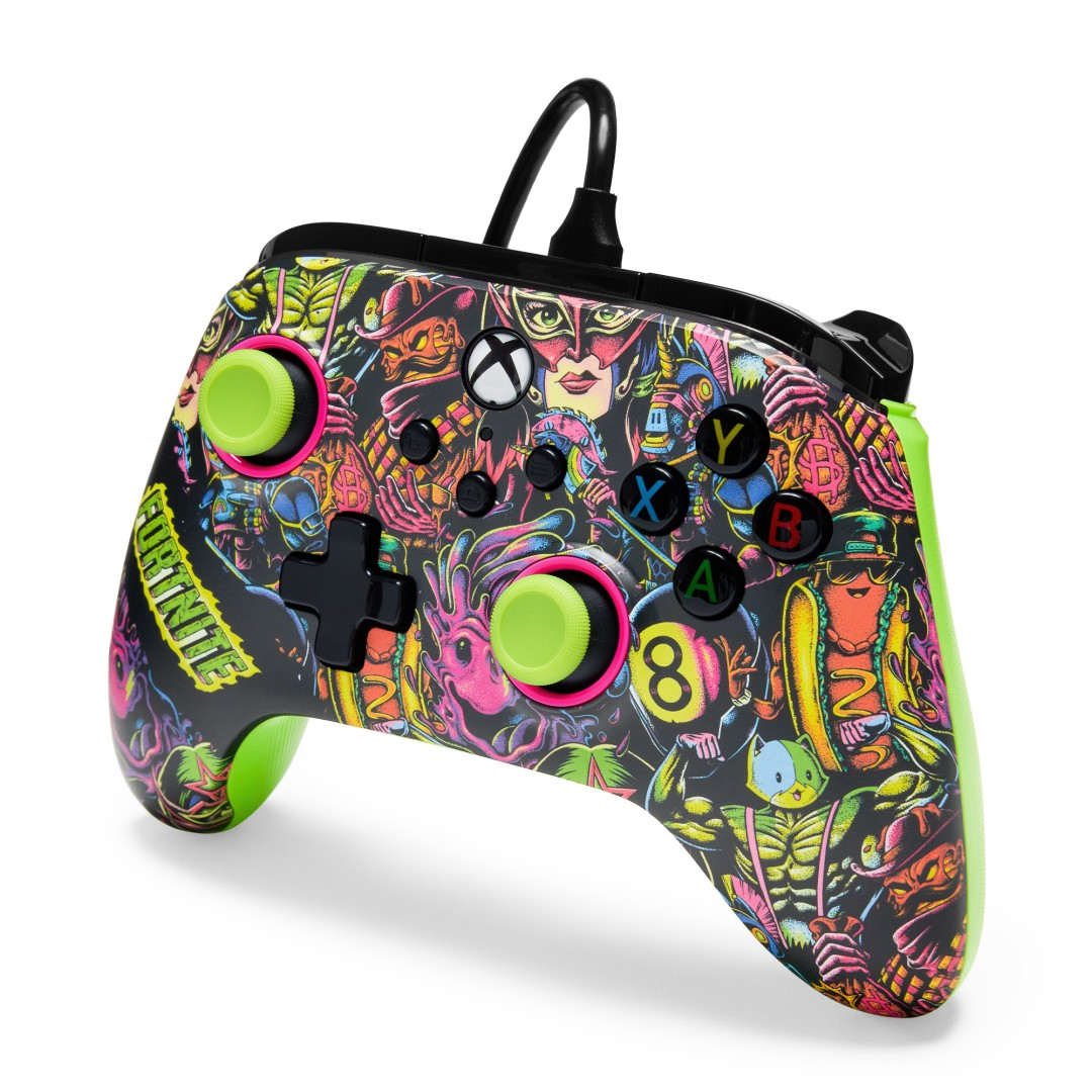 Un colorato controller Fortnite con molti personaggi e un cavo nero.