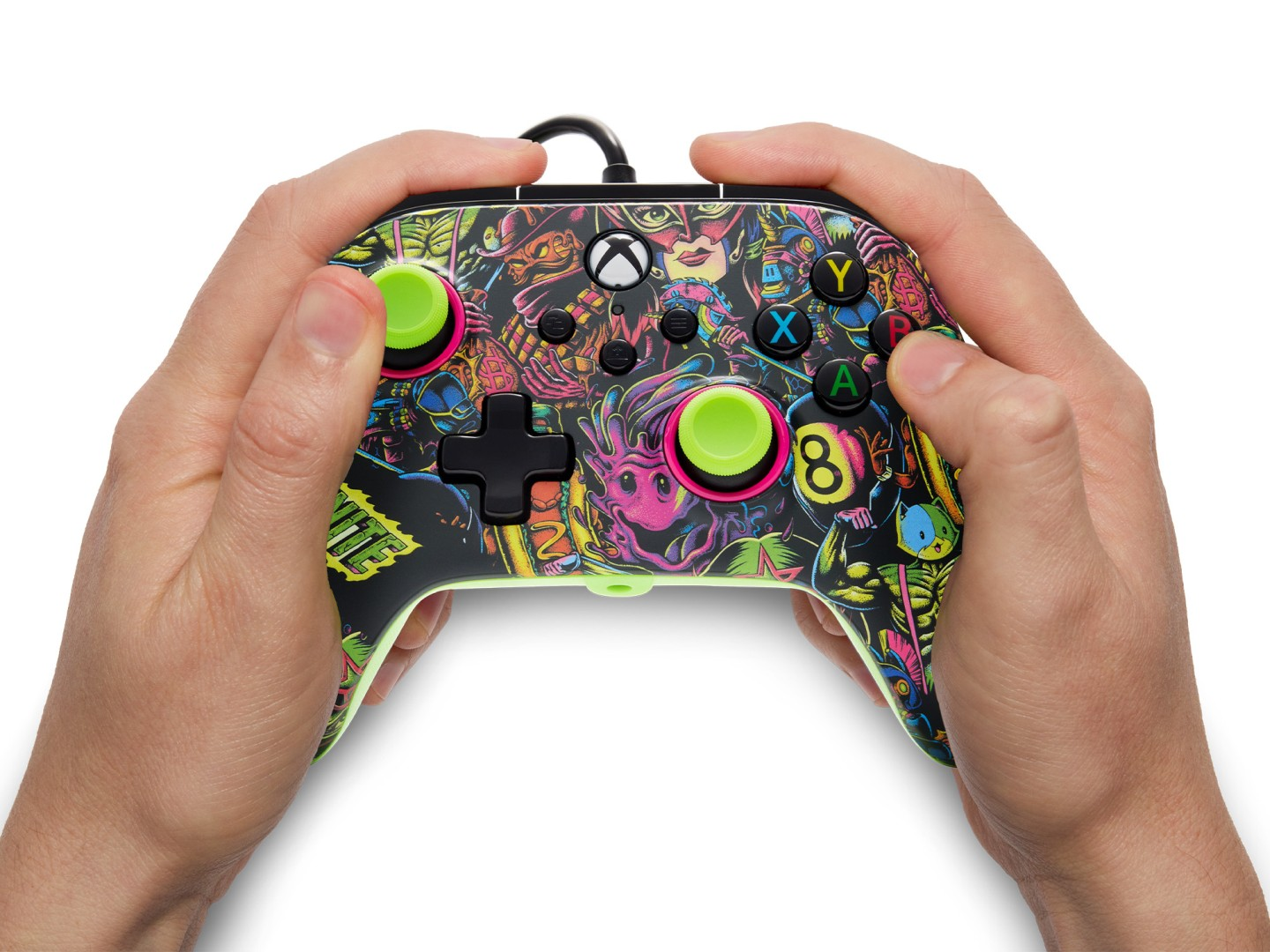 Mani che tengono un controller Xbox colorato con stile fumettistico.