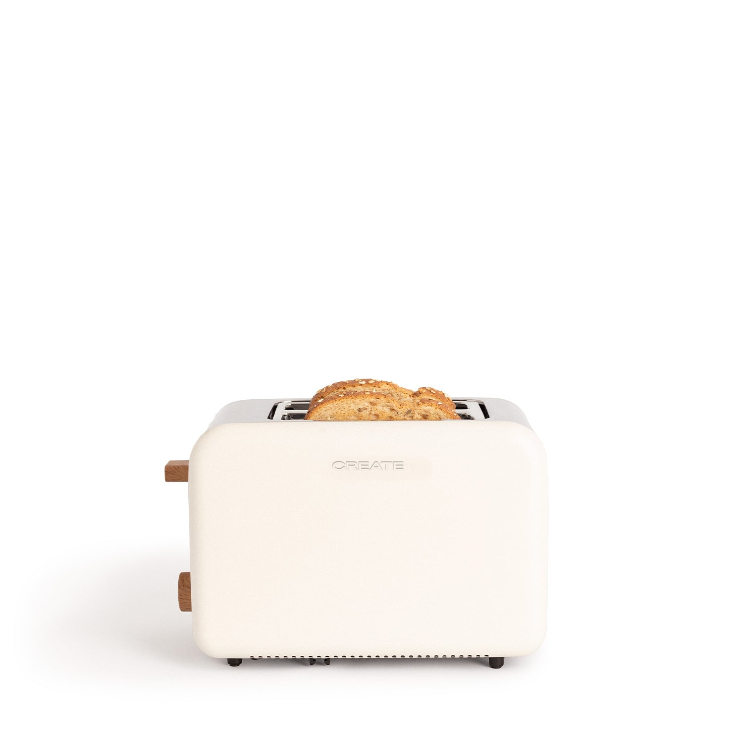 Tostadora crema con detalles en madera, tostando dos rebanadas de pan. Fondo blanco.