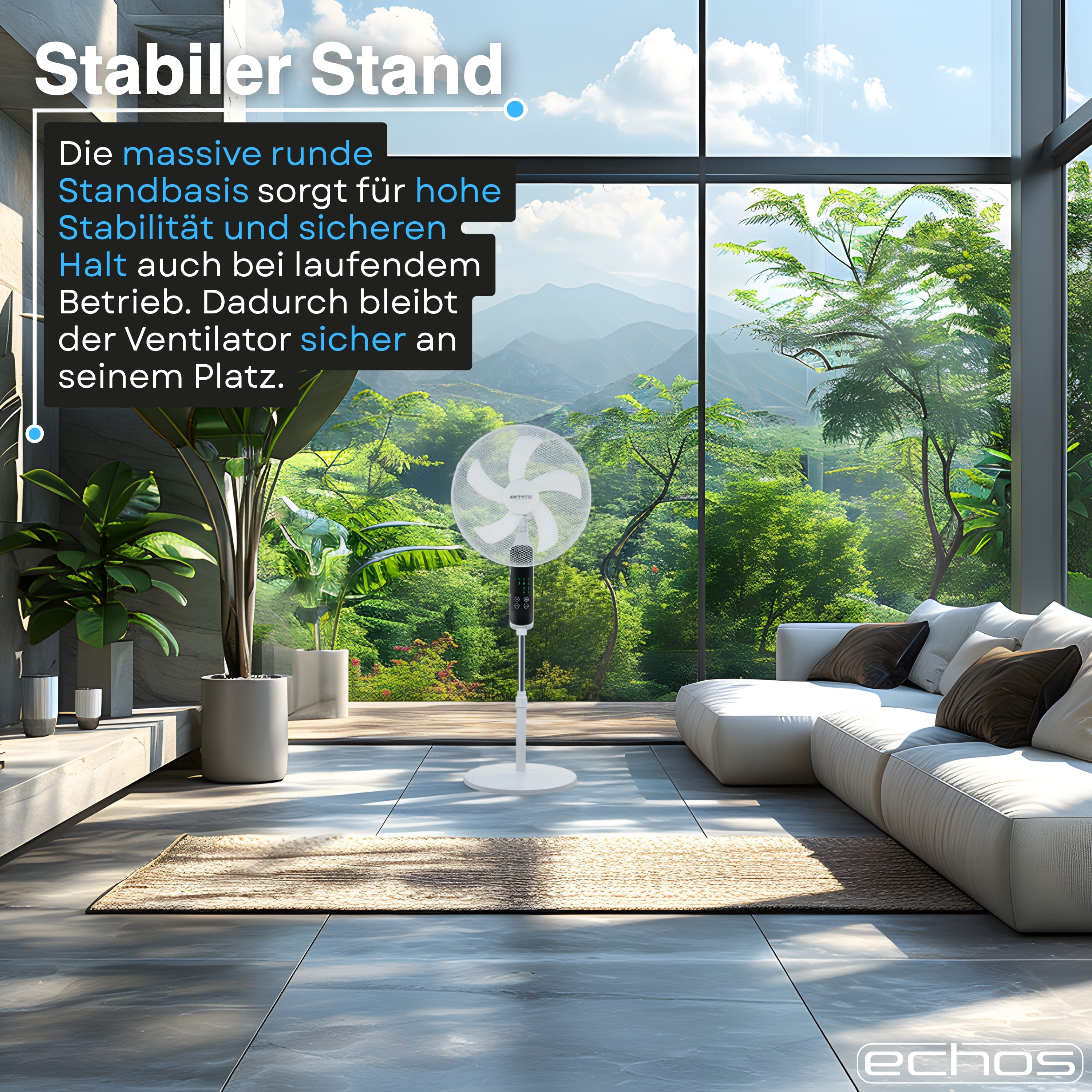 Ein weißer Standventilator steht in einem modernen Wohnzimmer mit großen Fenstern.