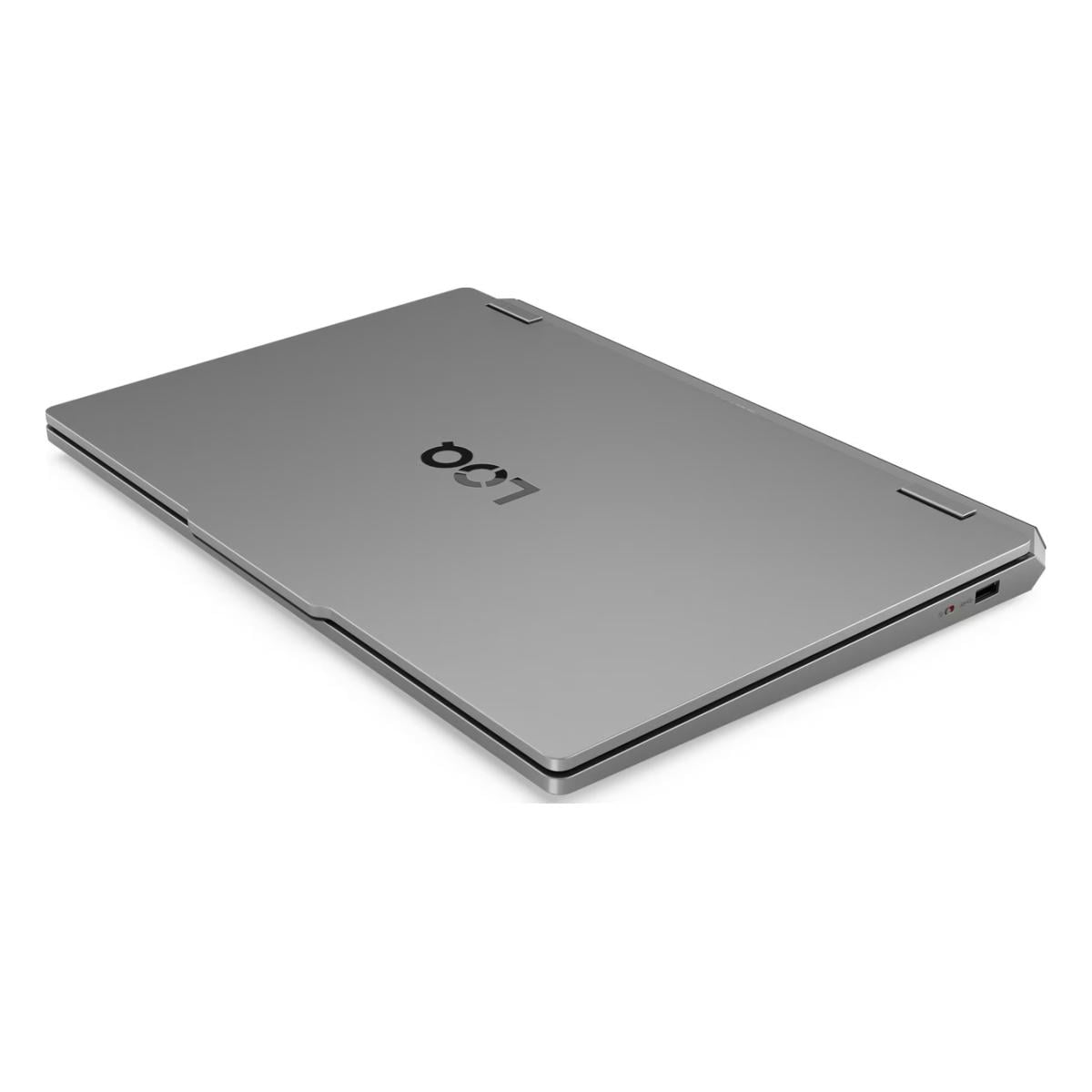 Ein geschlossener, silberner Laptop mit dem Logo "LOQ" auf dem Deckel.