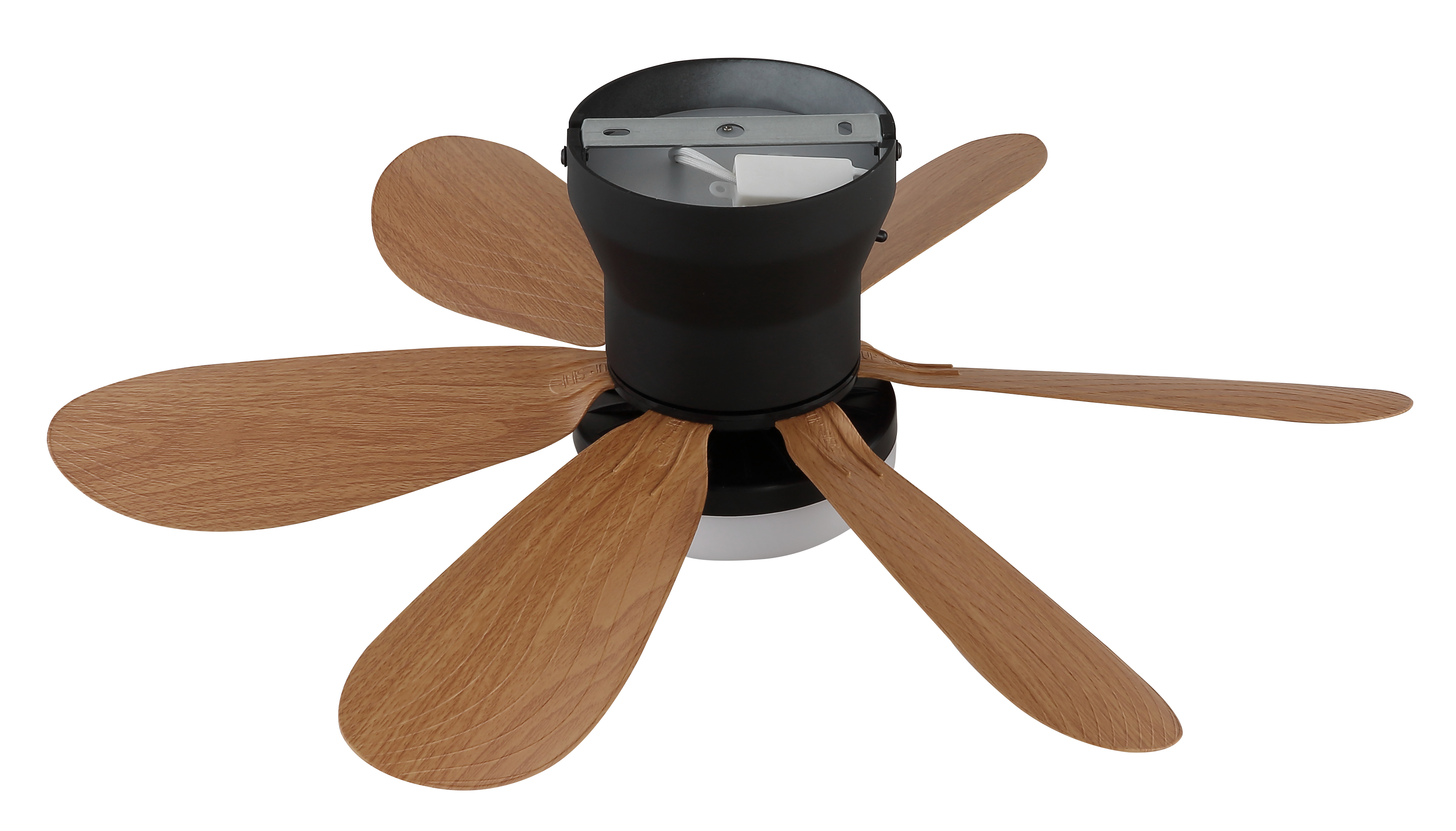 Ein schwarzer Deckenventilator mit sechs Holzflügeln, von unten nach oben gesehen.