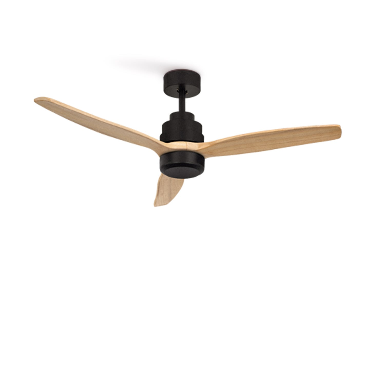 Un ventilador de techo negro moderno con tres aspas de madera, montado en el techo.