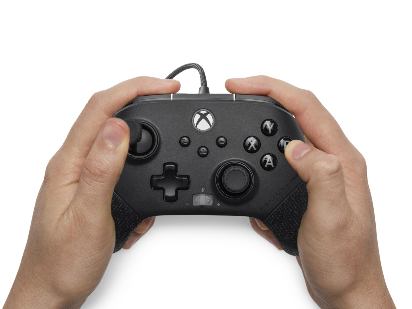 Dłonie trzymające czarny kontroler Xbox z kablem.