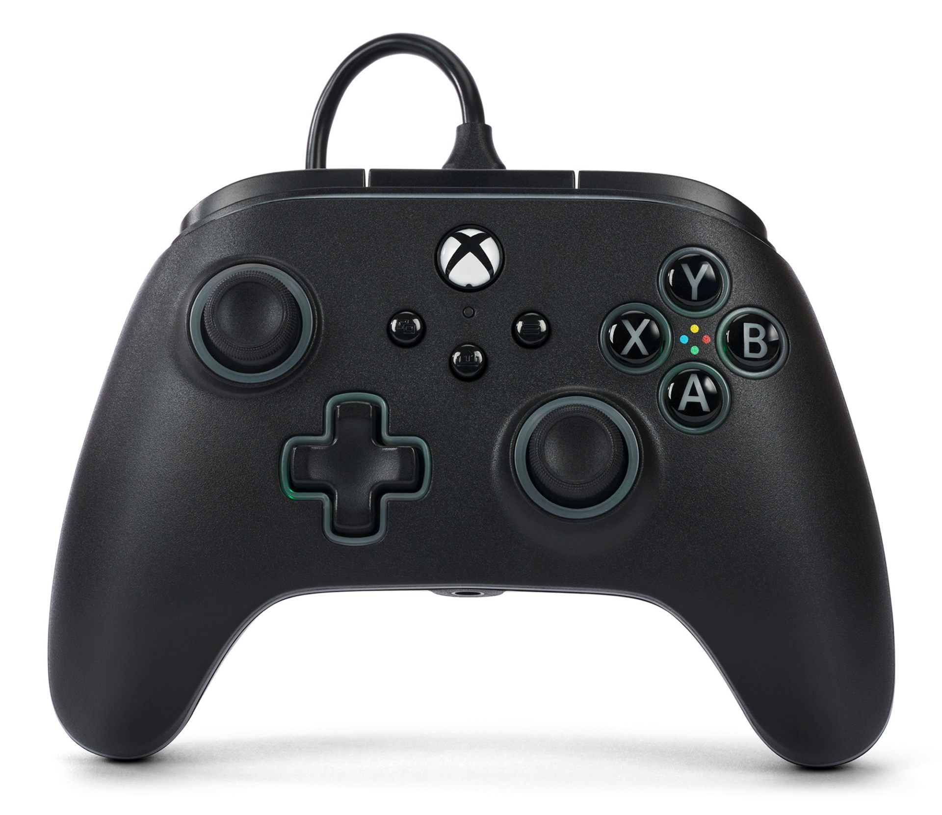 Czarny kontroler Xbox z kablem na białym tle.