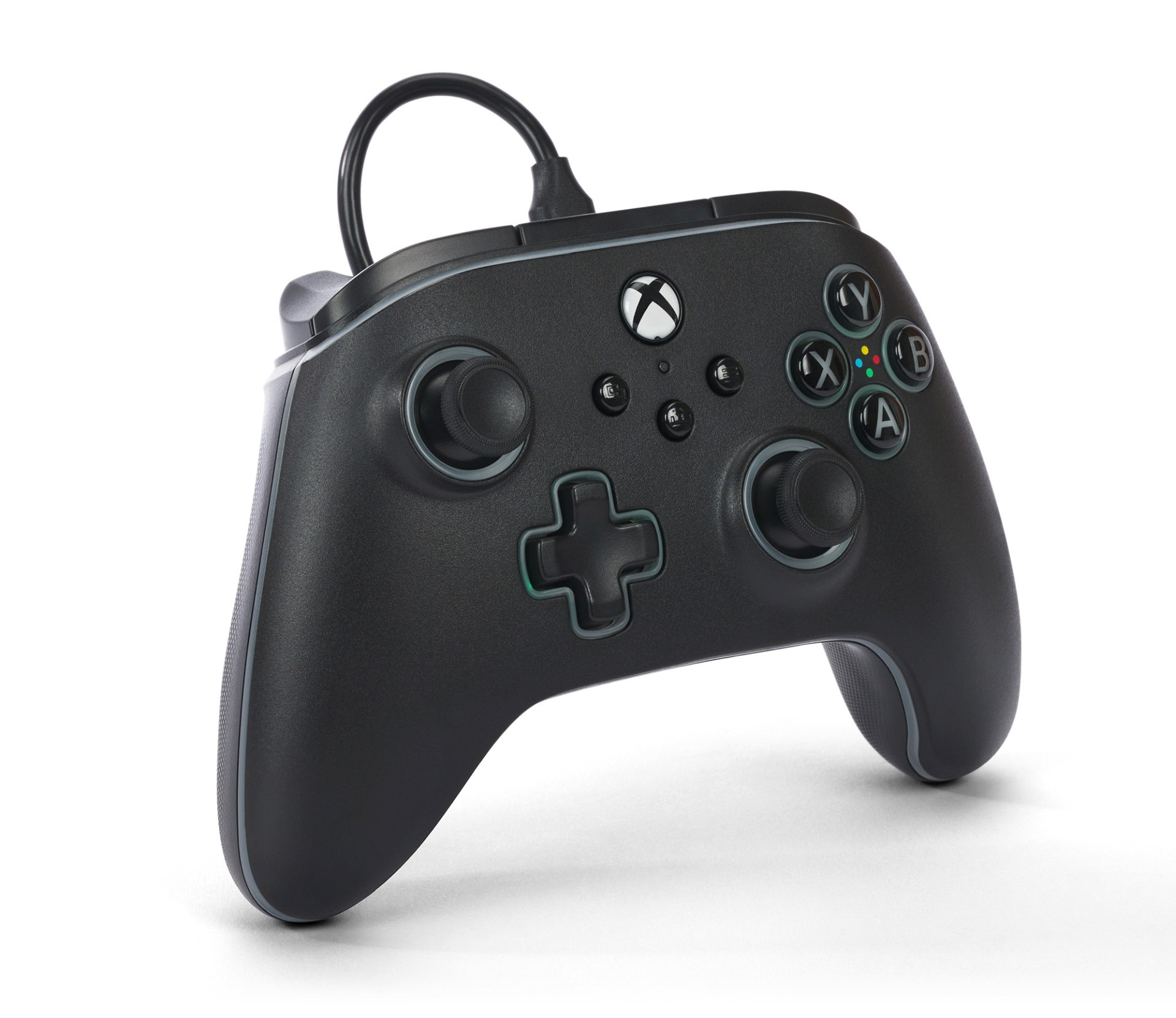Czarny kontroler Xbox z kablem, na białym tle.