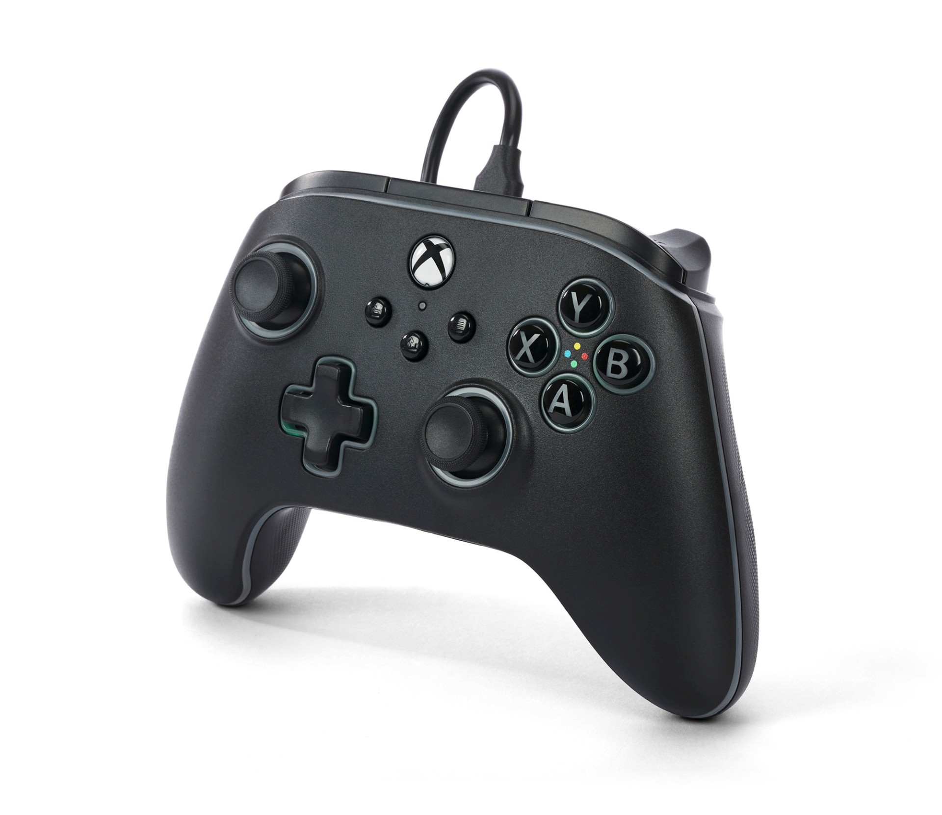 Czarny kontroler Xbox z kablem na białym tle.