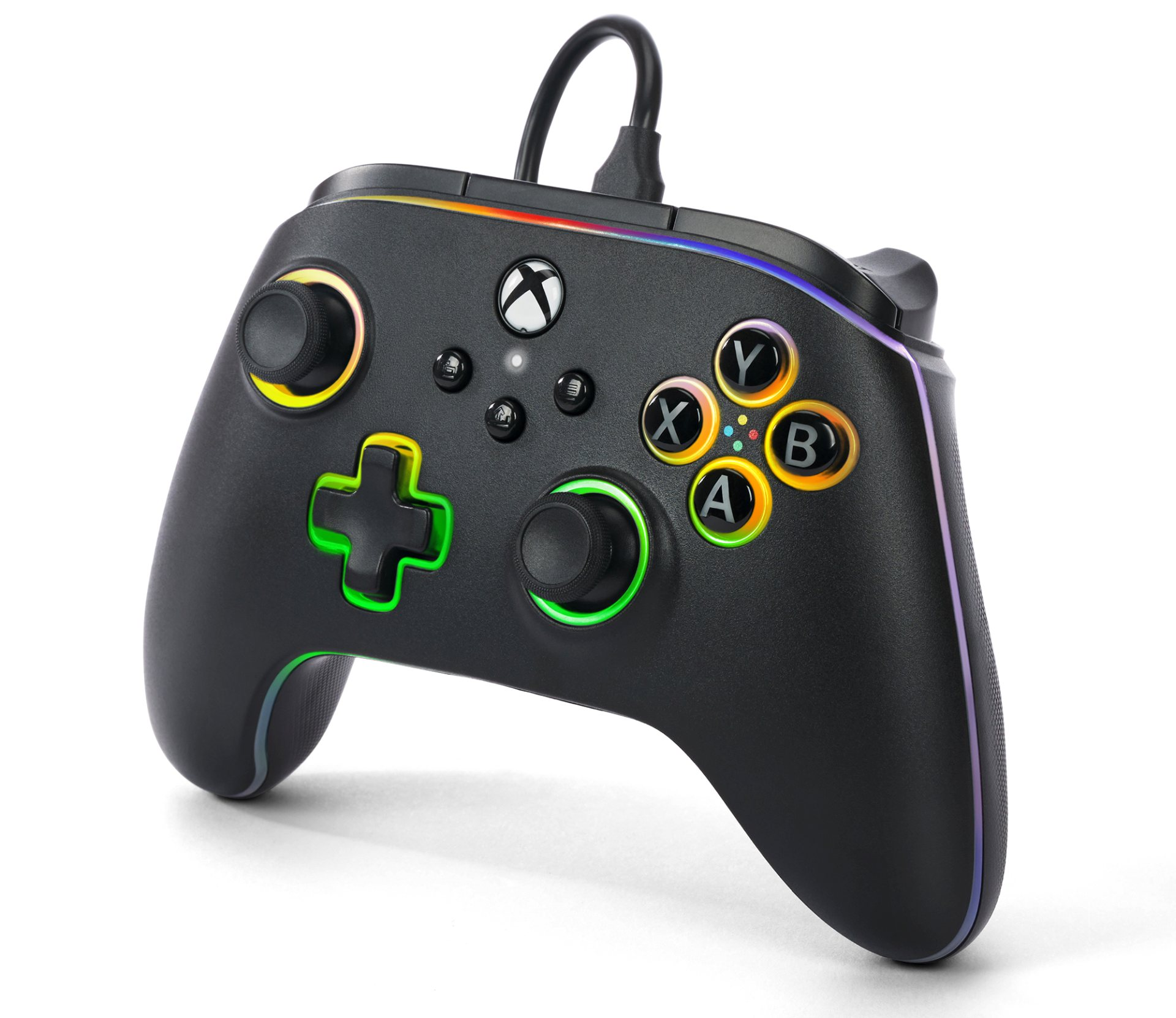 Czarny kontroler Xbox z kolorowym podświetleniem i kablem.