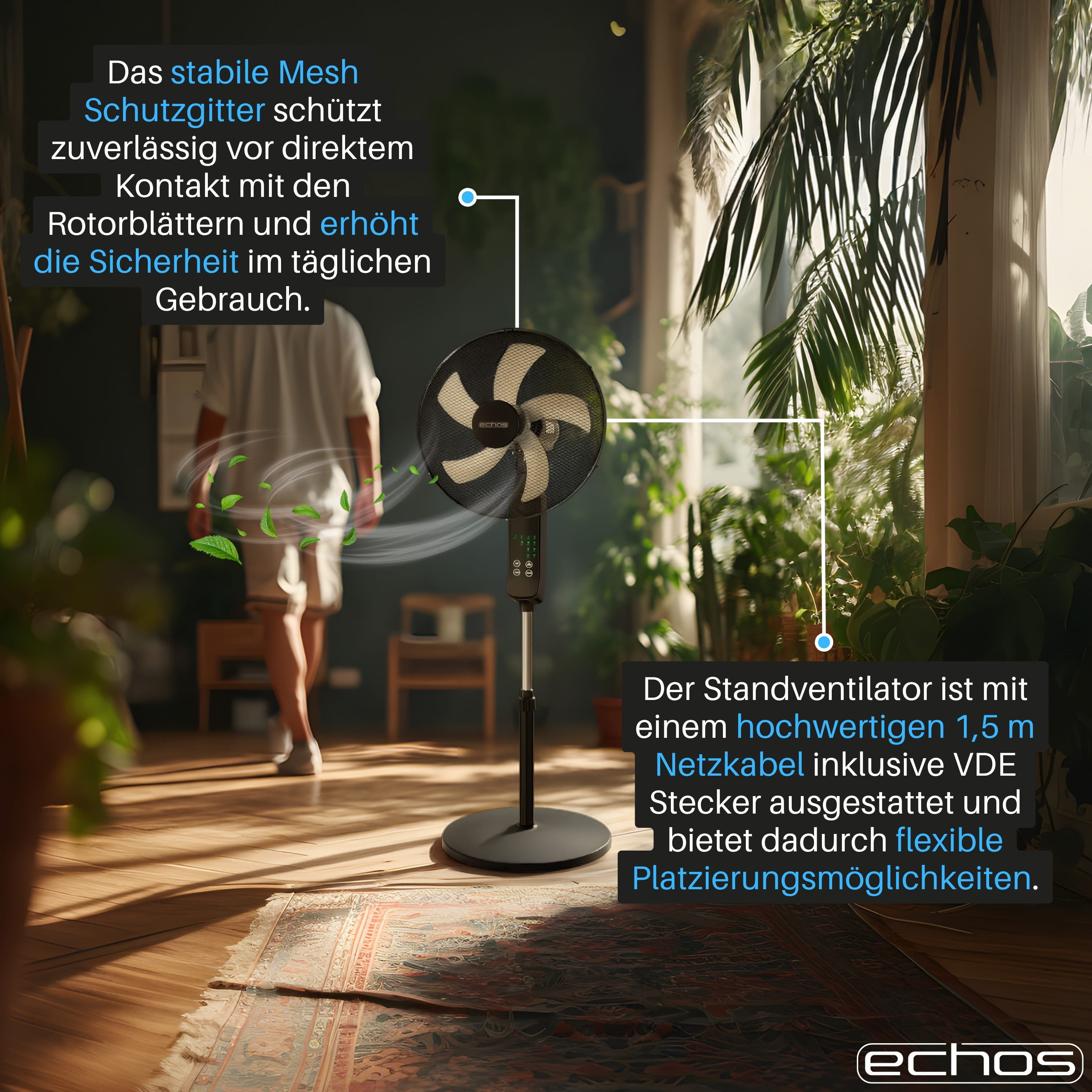 Ein Standventilator mit schwarzem Gitter steht auf einem Teppich vor Pflanzen. Links sieht man eine Person.