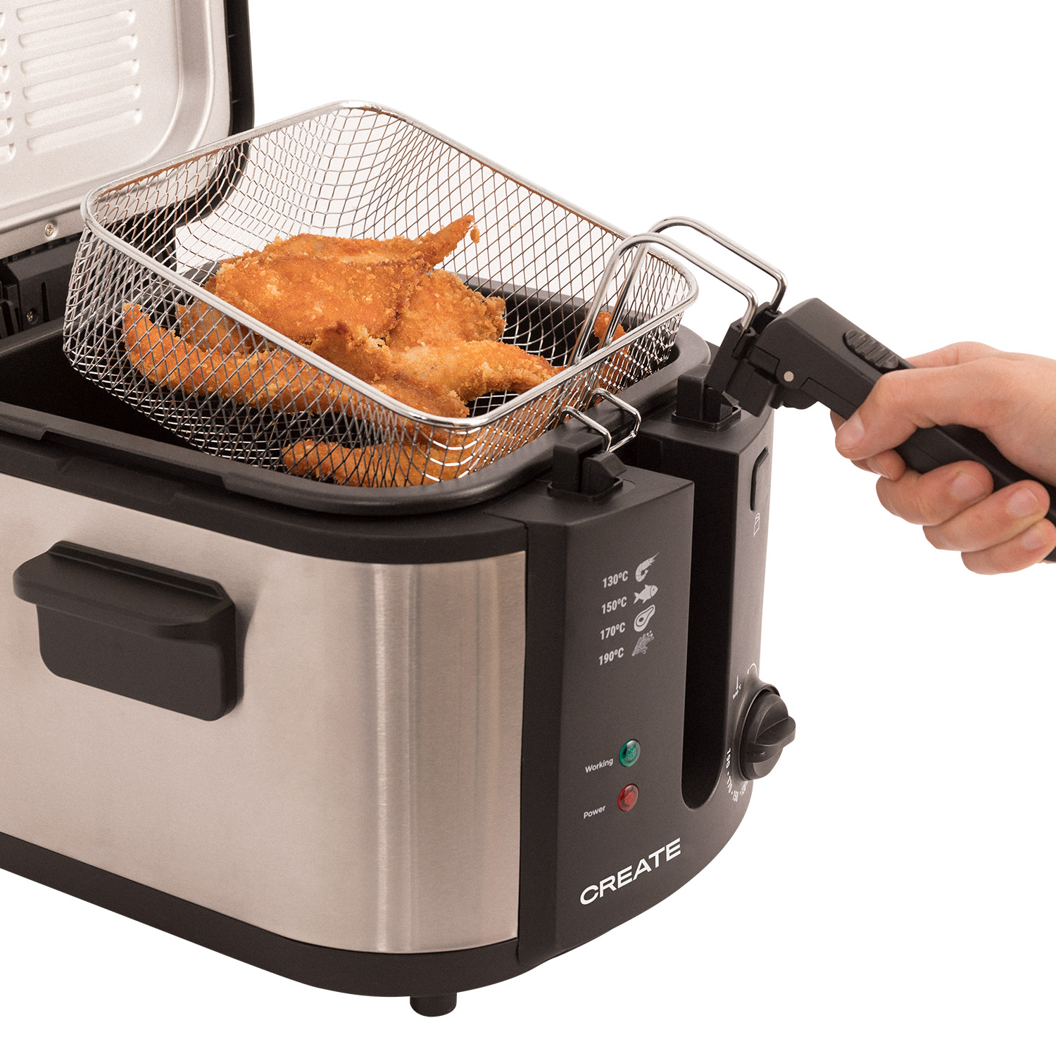Una mano baja una canasta de freír con pollo frito dorado en una freidora.