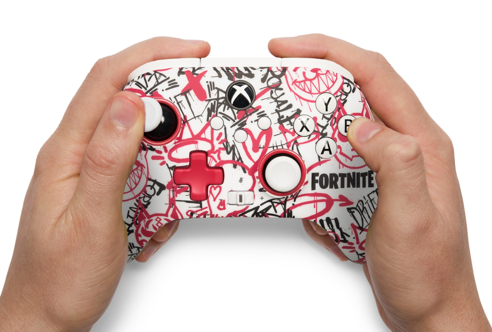 Zwei Hände halten einen weißen Xbox-Controller mit Fortnite-Graffiti-Design.