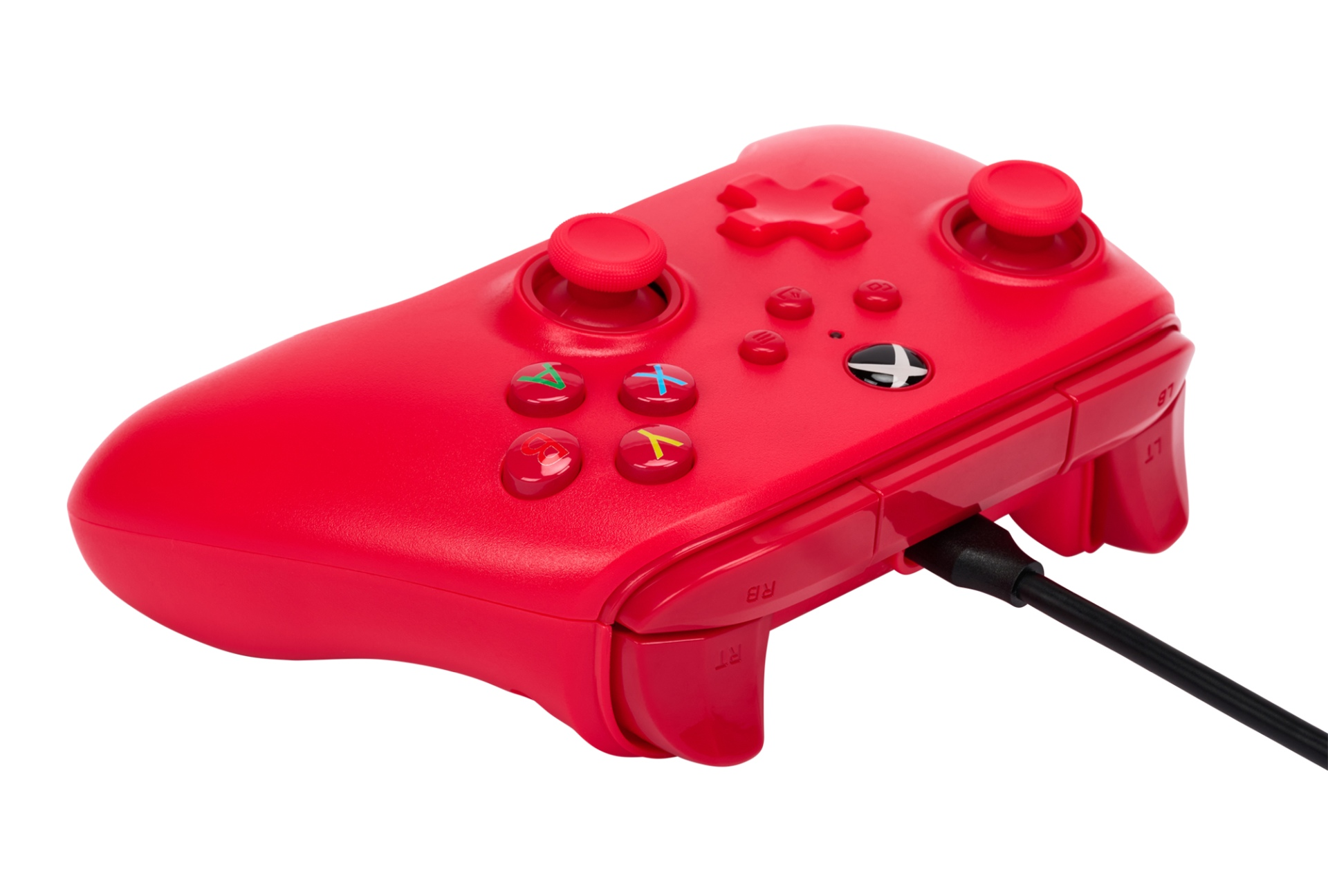 Ein roter Gaming-Controller mit einem schwarzen Kabel, das an der Unterseite eingesteckt ist.