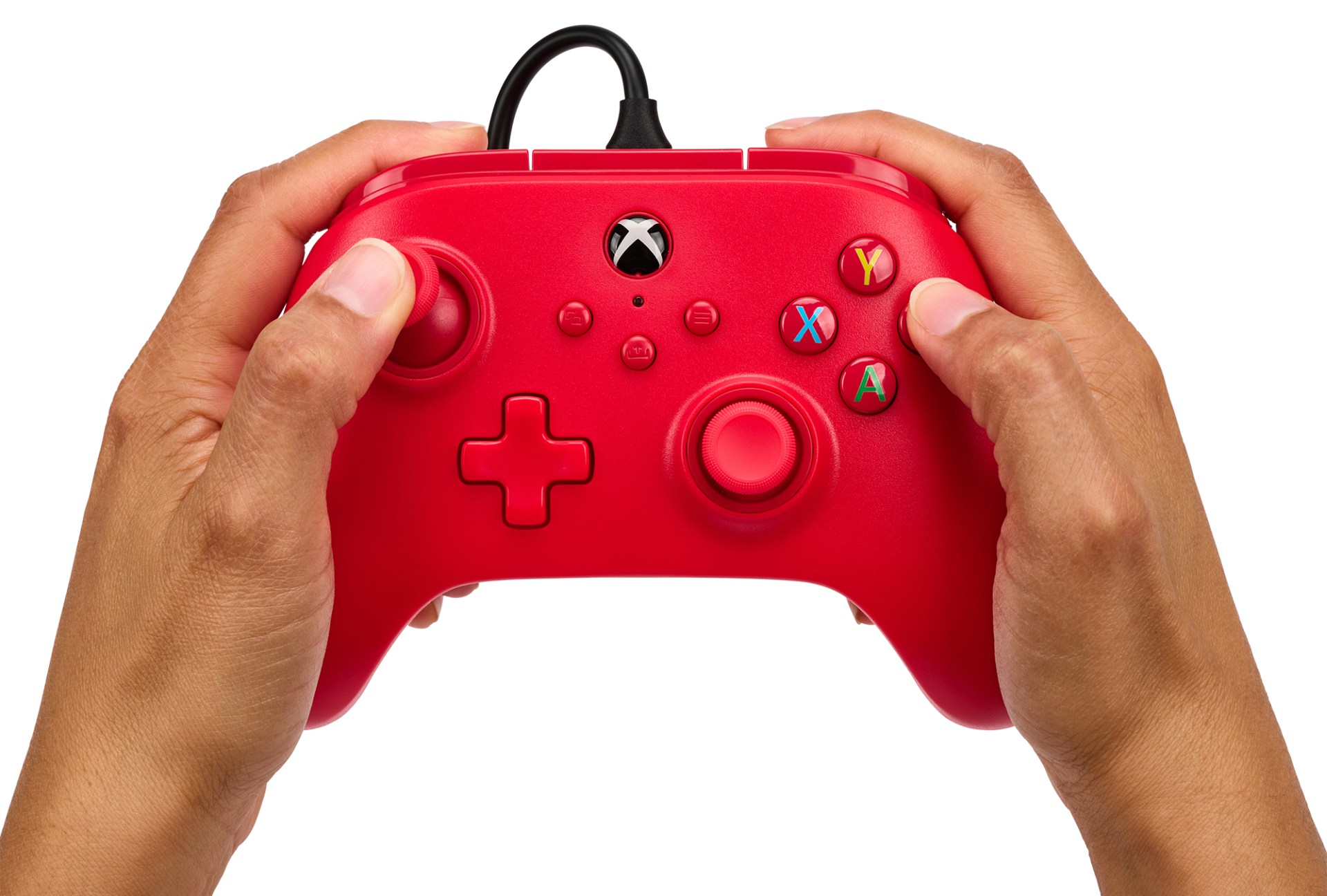 Hände halten einen roten Xbox-Controller mit schwarzen Kabel.