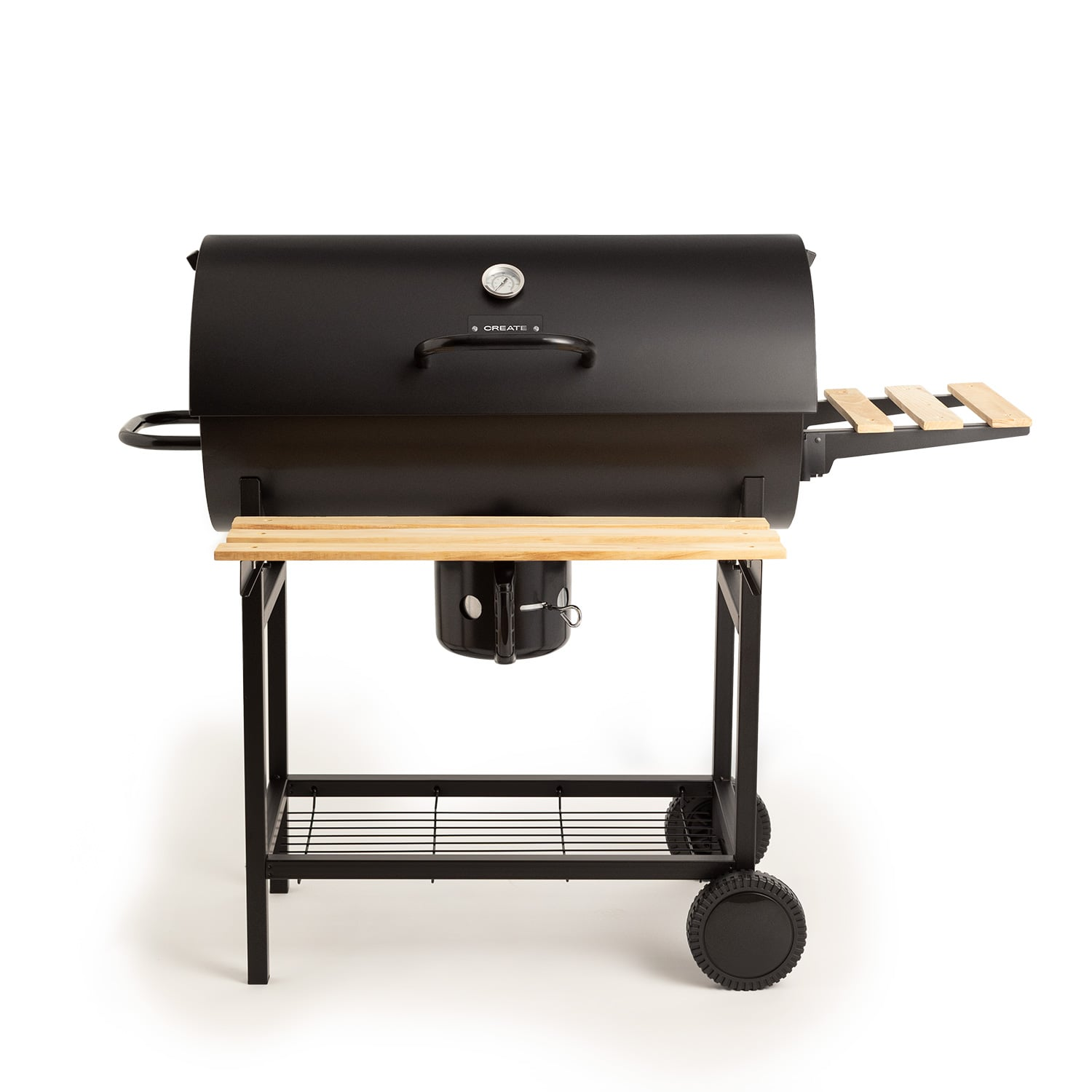 Parrilla negra con estante de madera y ruedas sobre fondo blanco.