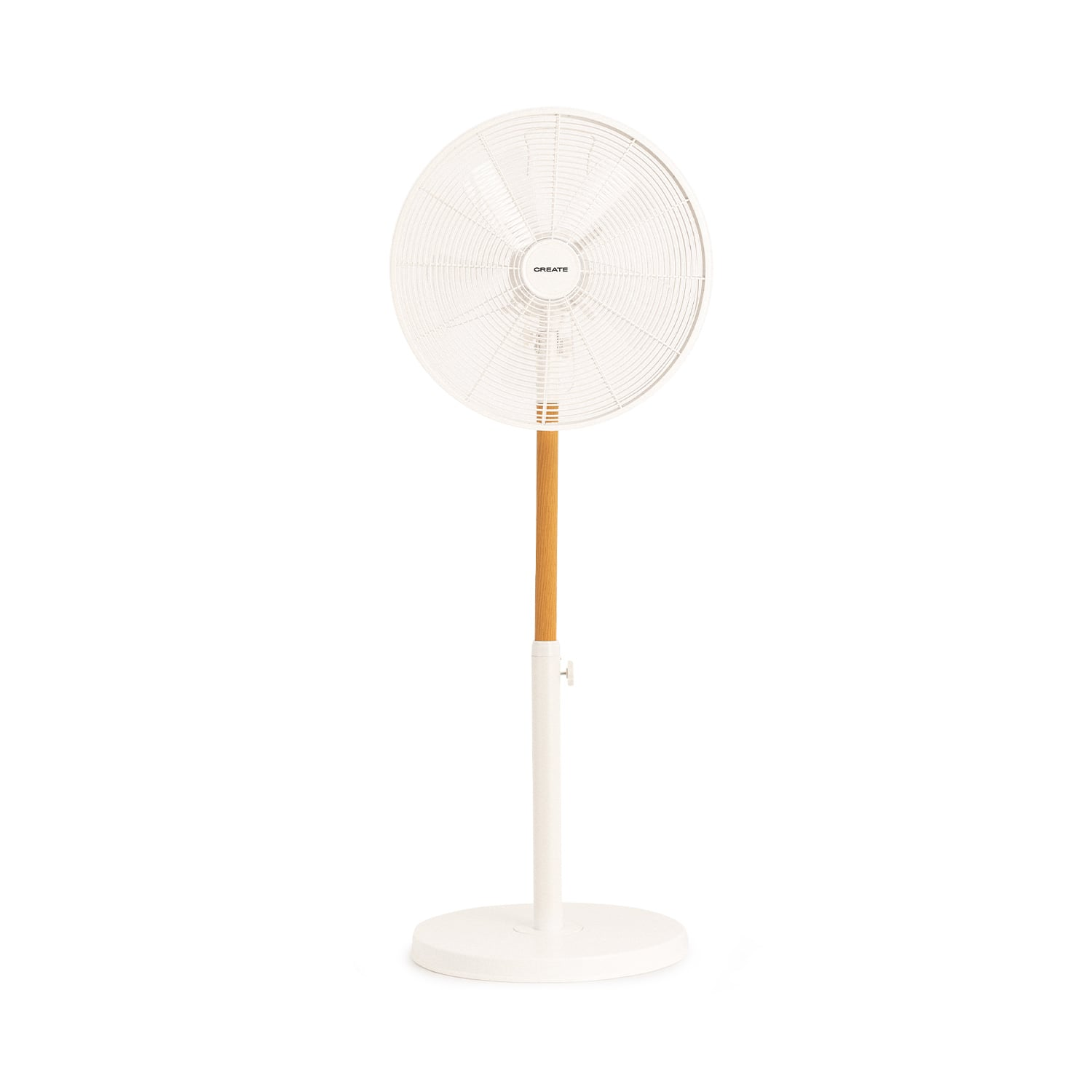 Un ventilador de pie blanco con detalles de madera sobre fondo blanco.