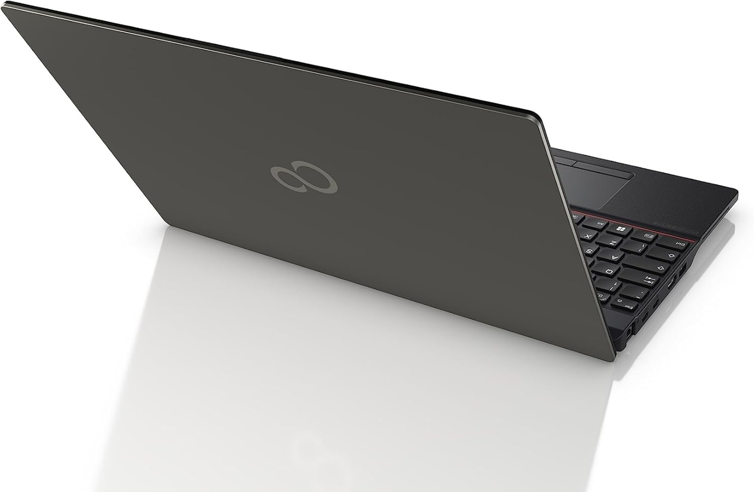Ein geschlossener, dunkler Fujitsu-Laptop mit Tastatur und Touchpad im Fokus.