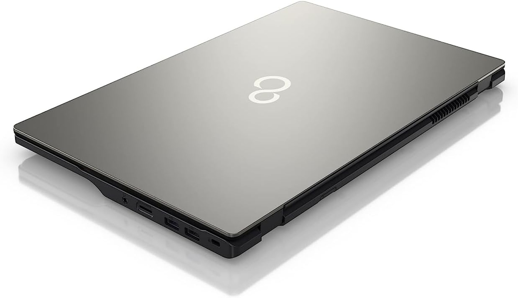 Geschlossener silberner Laptop mit weißem Fujitsu-Logo auf dem Deckel.