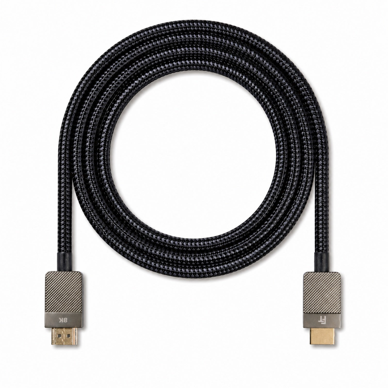 Schwarzes HDMI-Kabel mit 8K-Anschluss, gekringelt auf weißem Hintergrund.