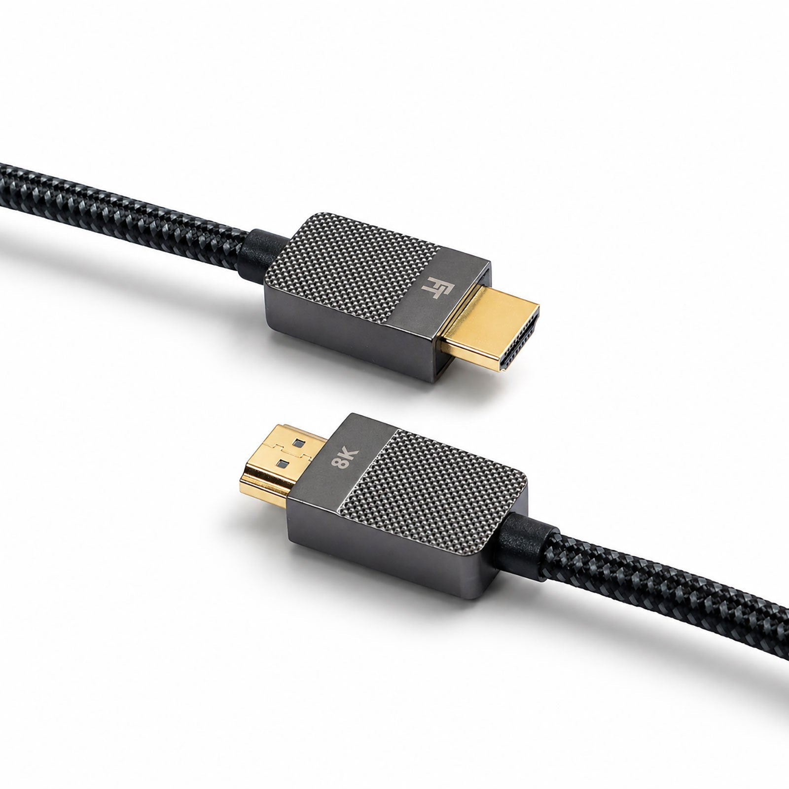 Zwei HDMI-Kabel mit goldenen Steckern und 8K-Markierung auf grauem Gehäuse.