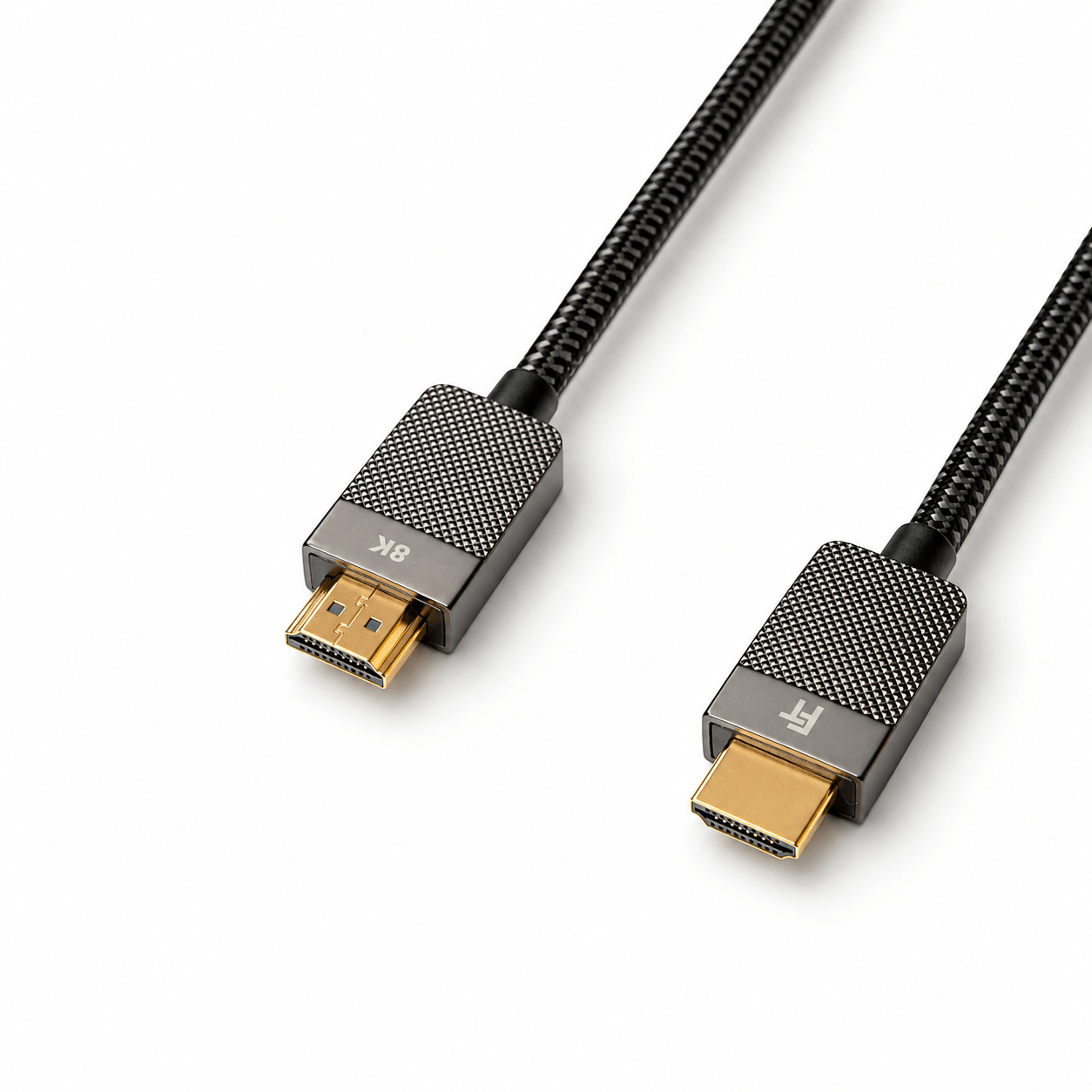 Ein schwarzes HDMI-Kabel mit 8K-Markierung auf grauem Stecker.