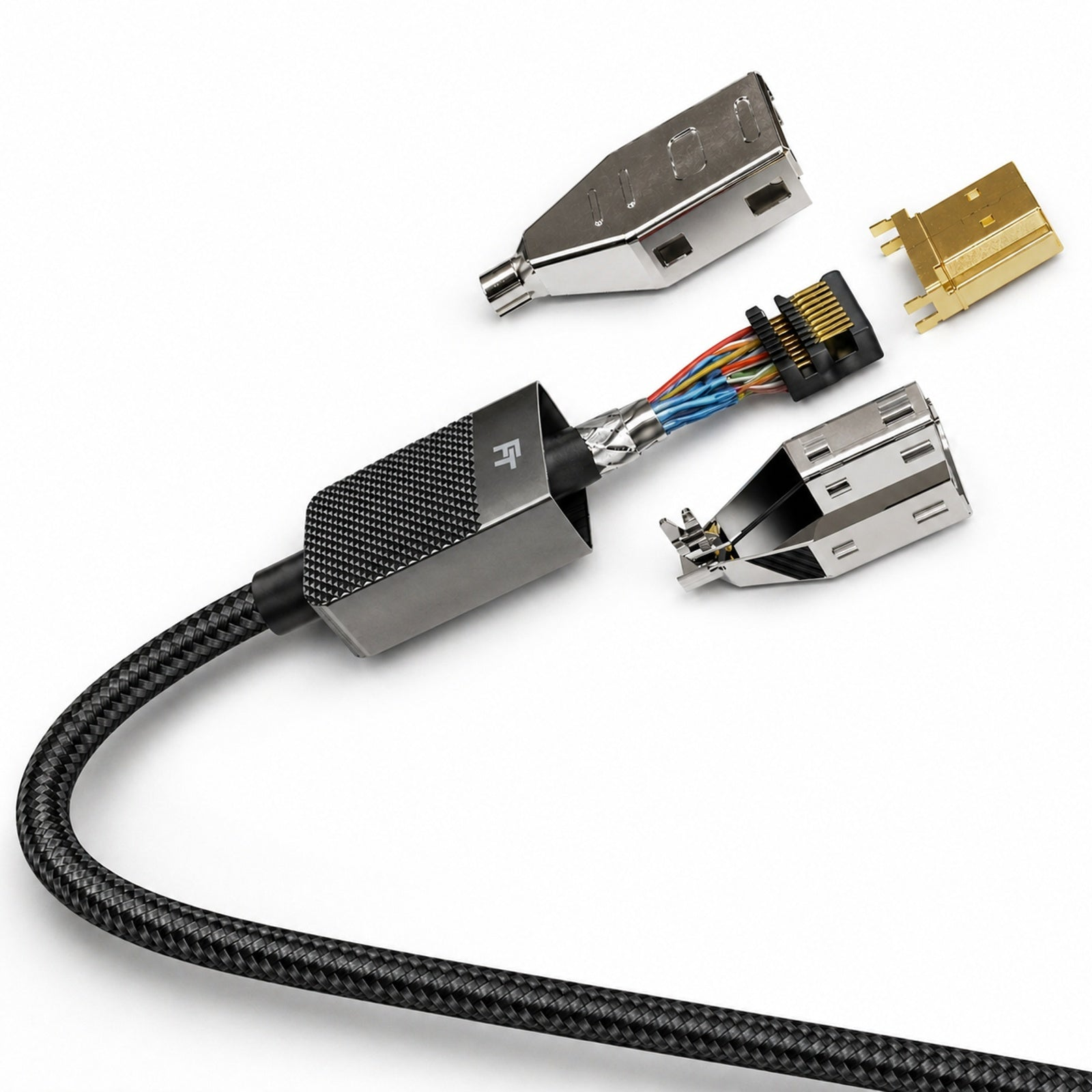 Ein HDMI-Kabel mit freigelegten bunten Drähten und Metallsteckern.