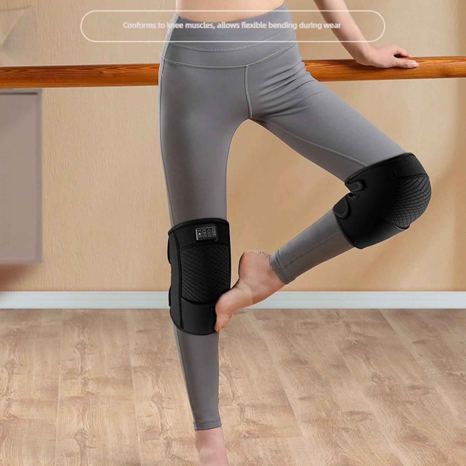 Frau in grauer Leggings mit schwarzen Kniepolstern, die sich an einer Ballettstange festhält.