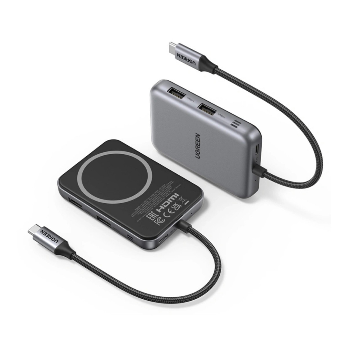 Due dispositivi elettronici argento e neri con cavi su sfondo bianco.