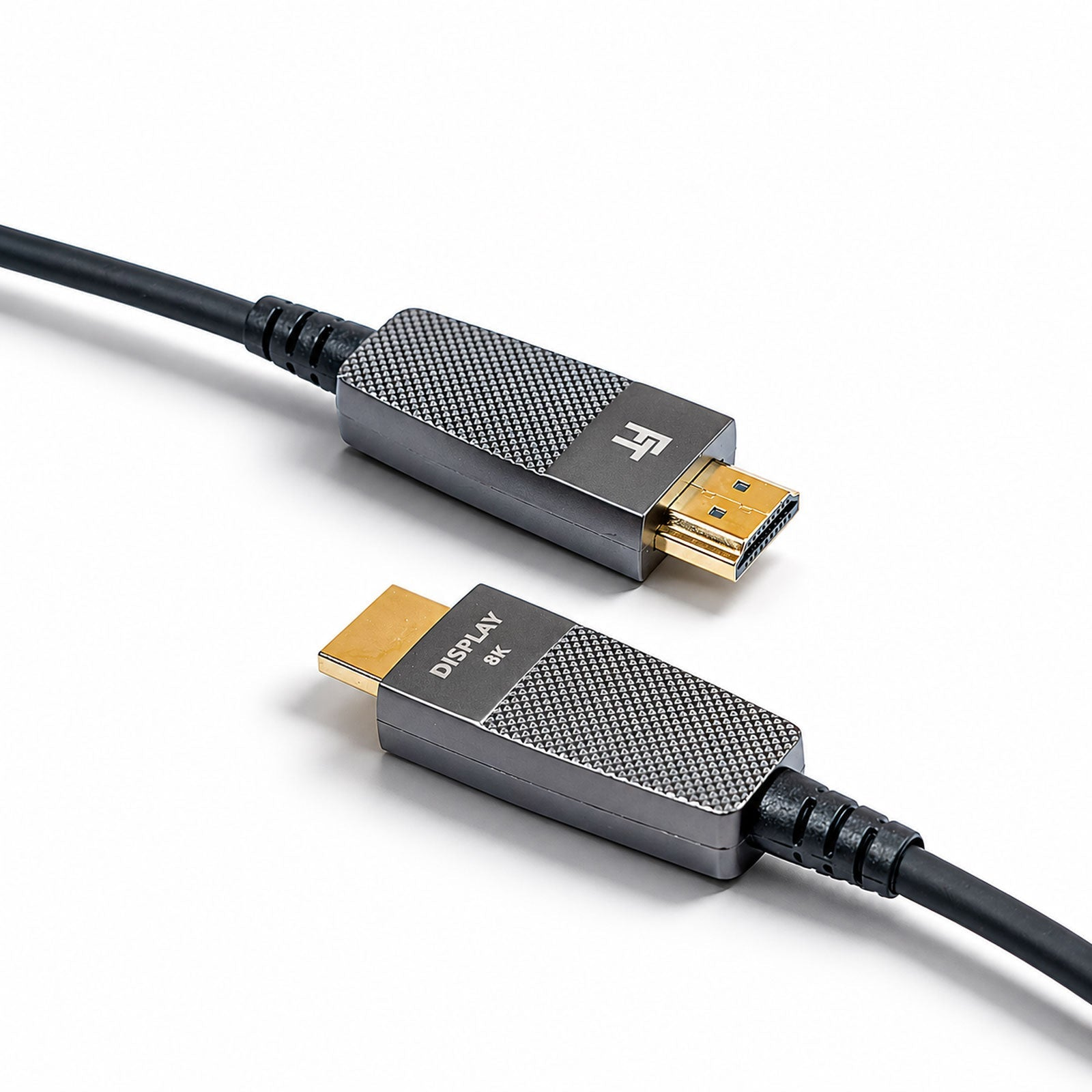 Zwei schwarze HDMI-Kabel mit grauen Anschlüssen auf weißem Hintergrund.
