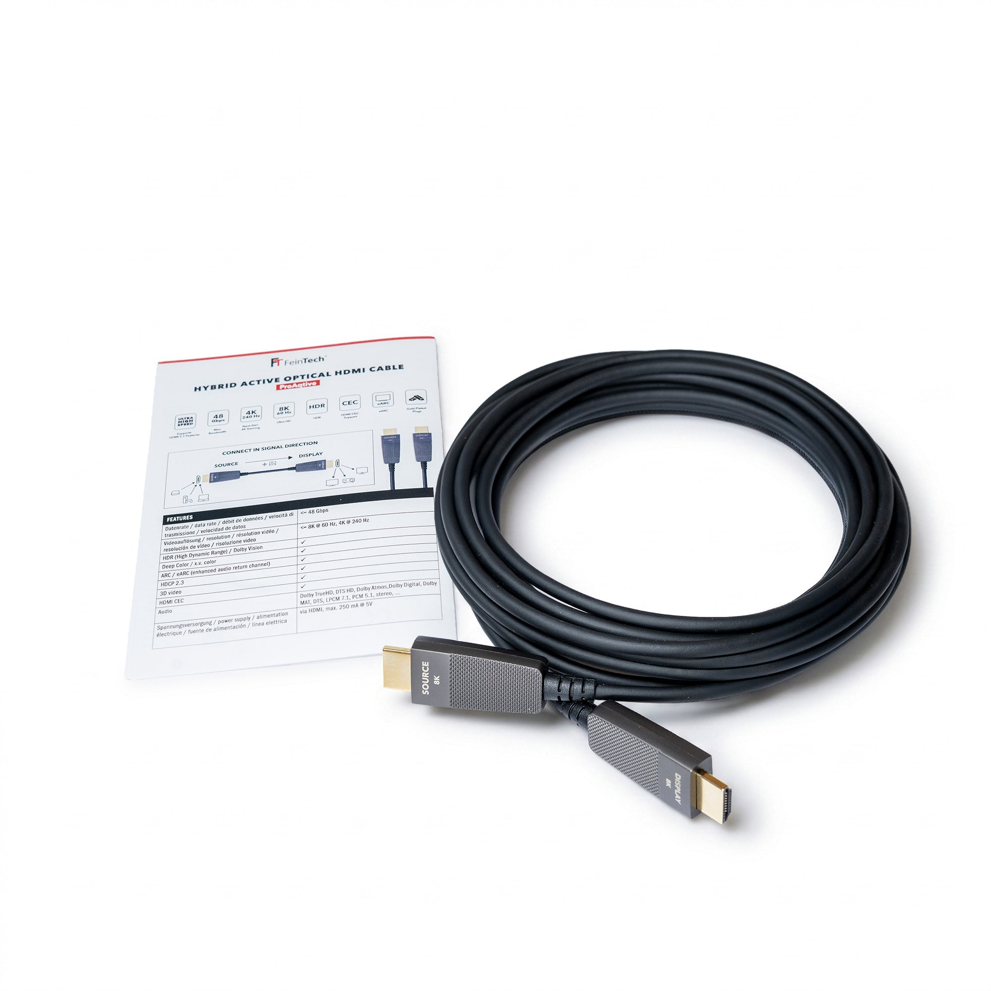 Schwarzes HDMI-Kabel mit goldenen Anschlüssen und Broschüre auf weißem Hintergrund.