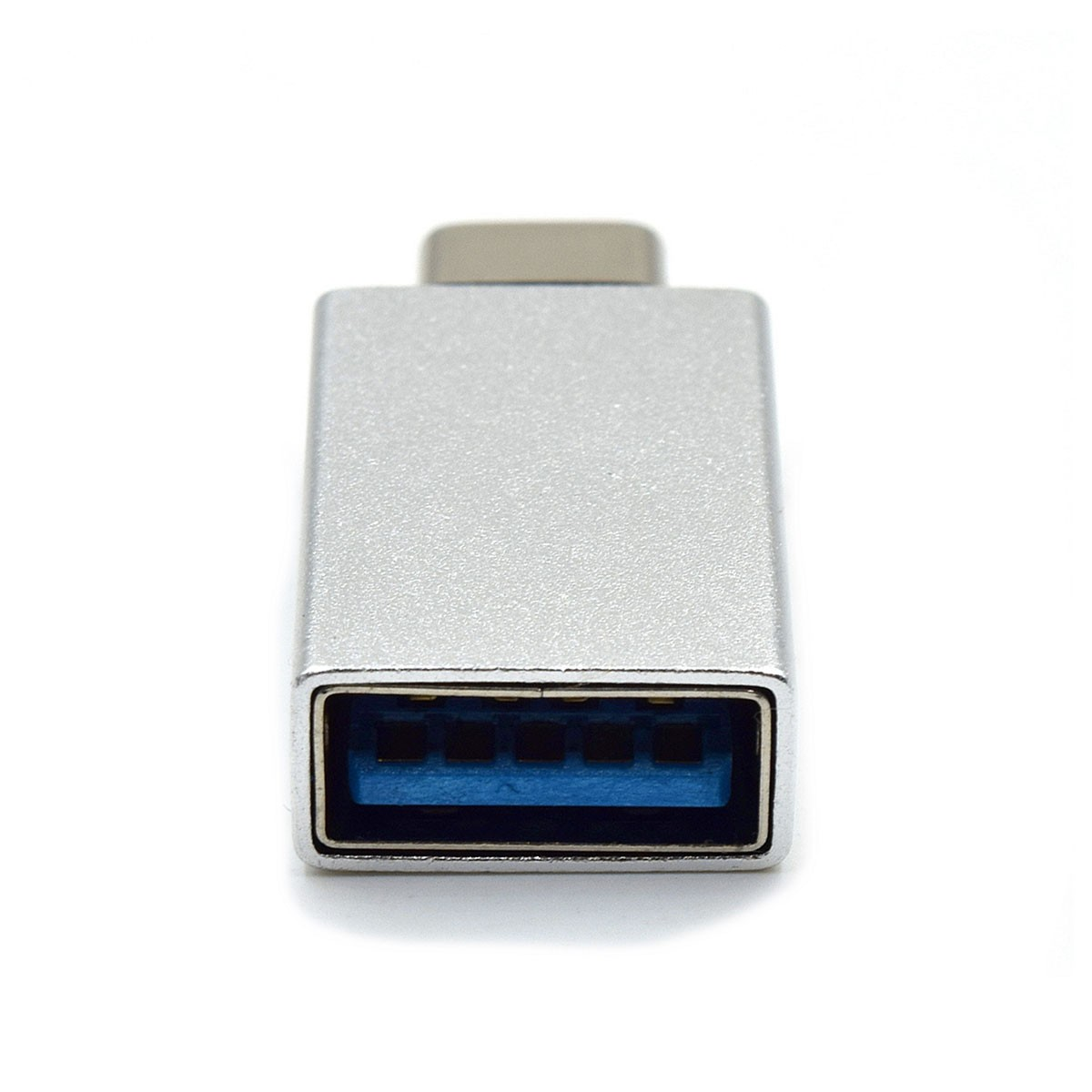 Un adattatore USB-C argentato con porta USB-A blu.