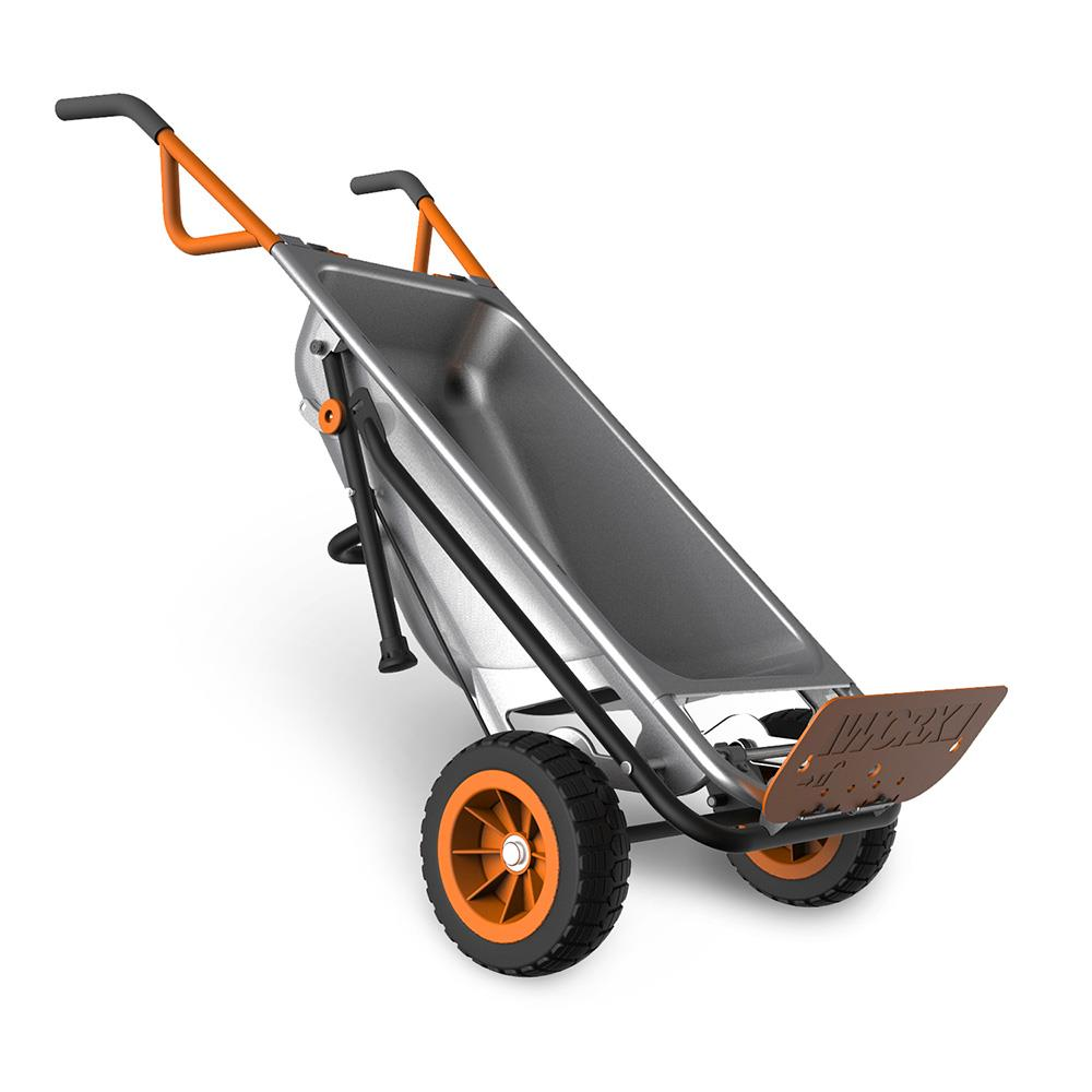 Zweirädrige Schubkarre mit orangefarbenen Griffen und Felgen, silberner Wanne.