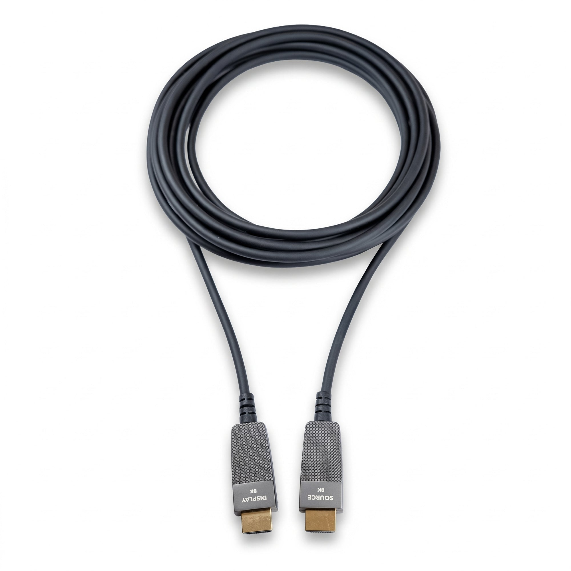 Ein schwarzes 8K HDMI-Kabel mit Quelle und Display-Anschlüssen.