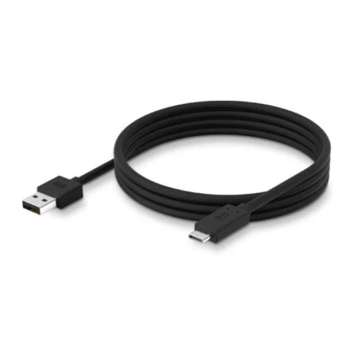 Cavo USB-A a USB-C nero arrotolato su sfondo bianco.
