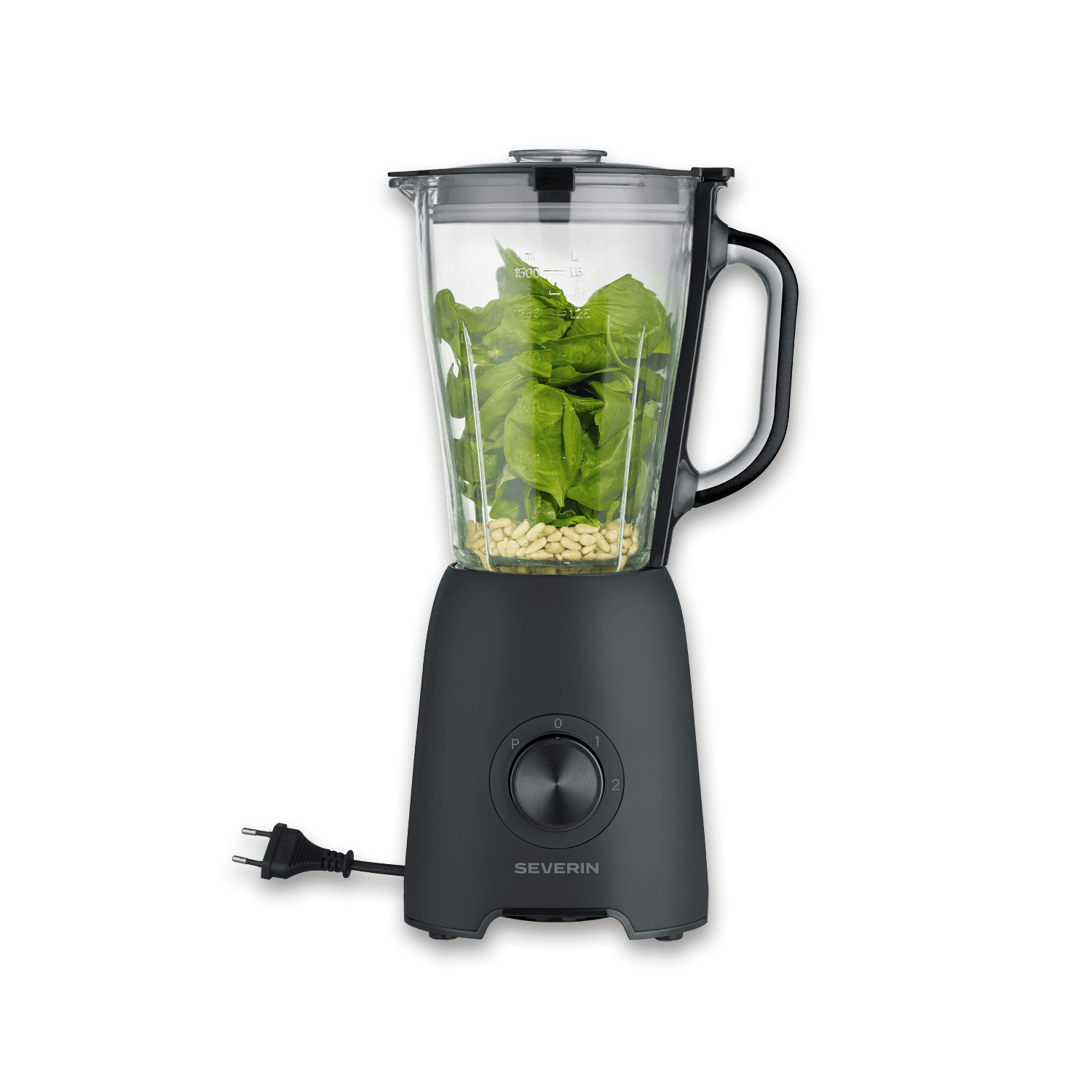 Ein schwarzer Standmixer mit Basilikum und Pinienkernen im Glasbehälter.
