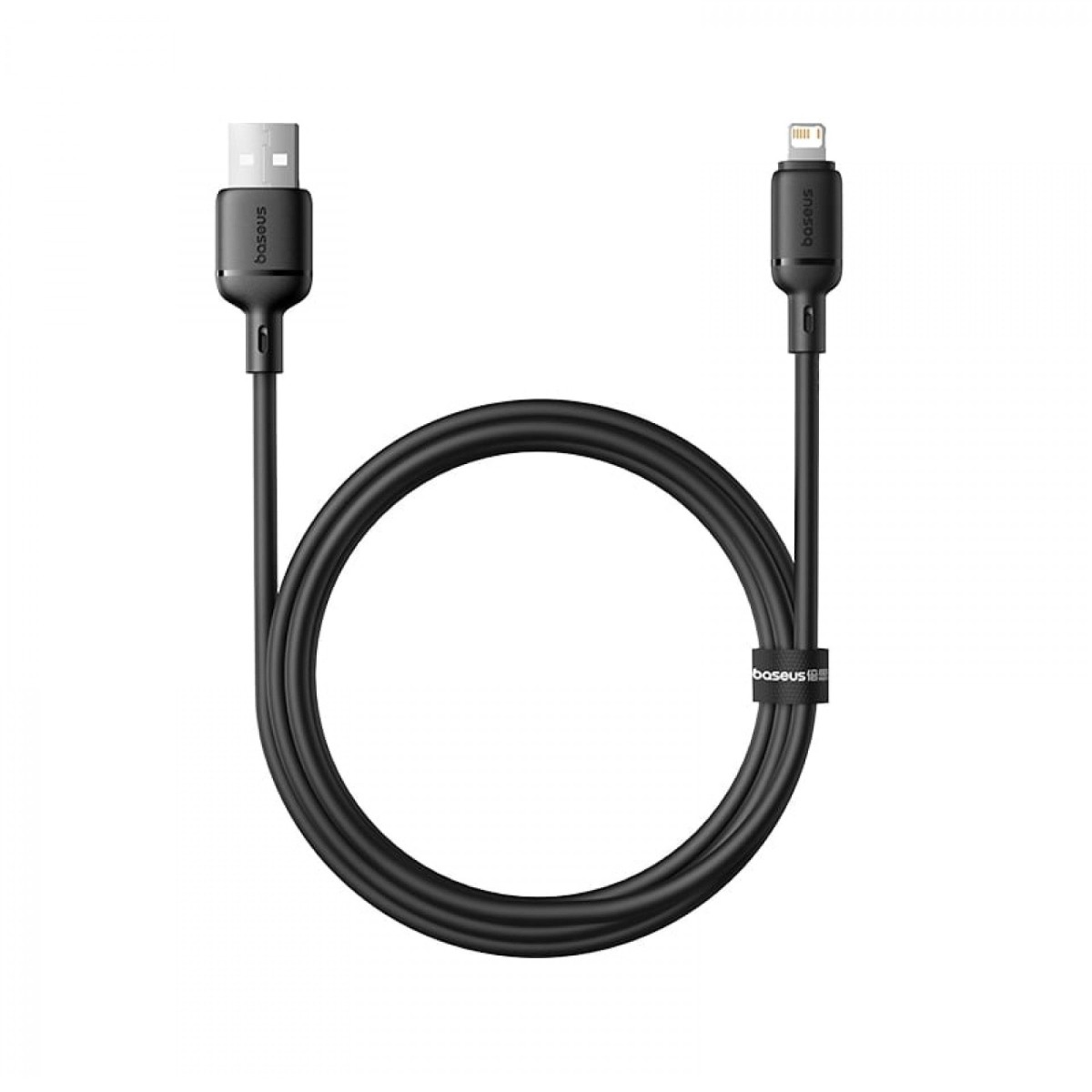 Un cavo di ricarica nero con connettori USB-A e Lightning su sfondo bianco.