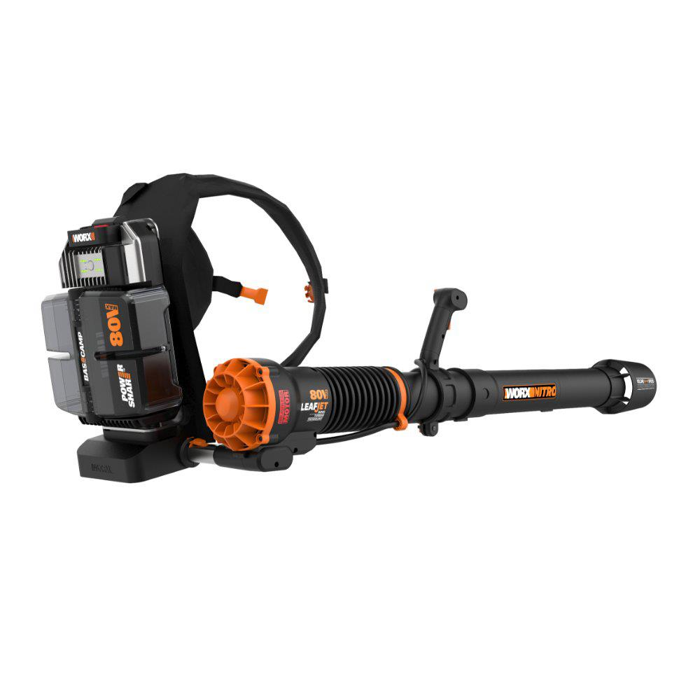 Soffiatore per foglie nero e arancione con pacco batteria zaino.