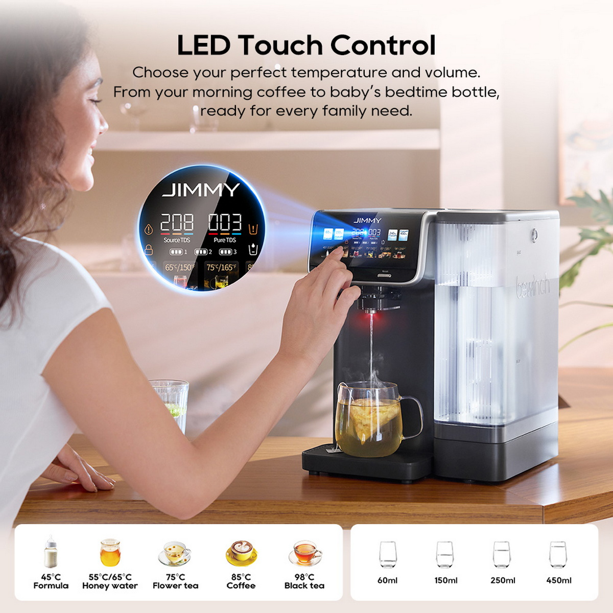 Eine Frau bedient einen Wasserspender mit Touchscreen. Verschiedene Getränke sind abgebildet.