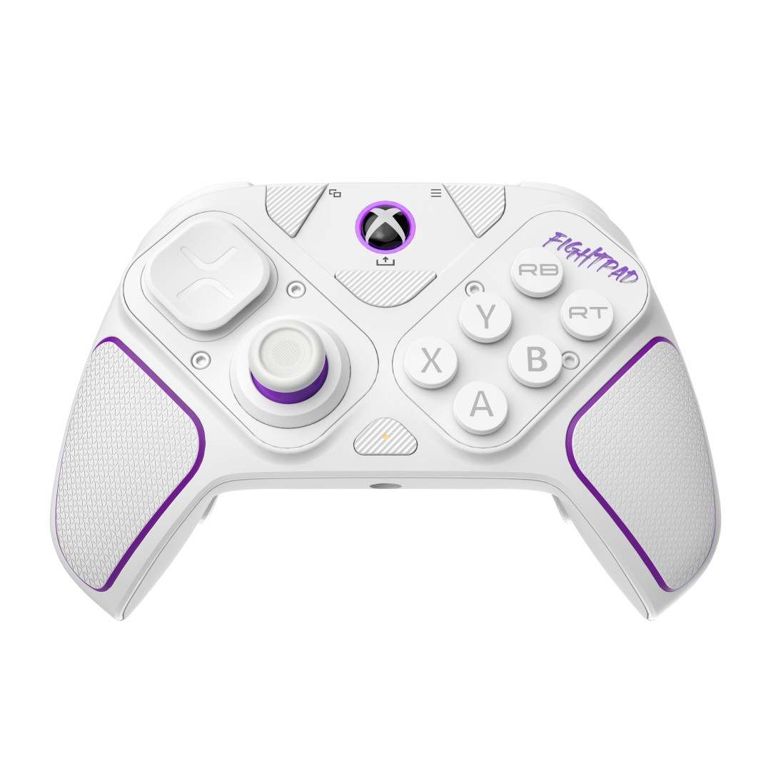 Biały kontroler Xbox z fioletowymi akcentami i napisem "FIGHTPAD".